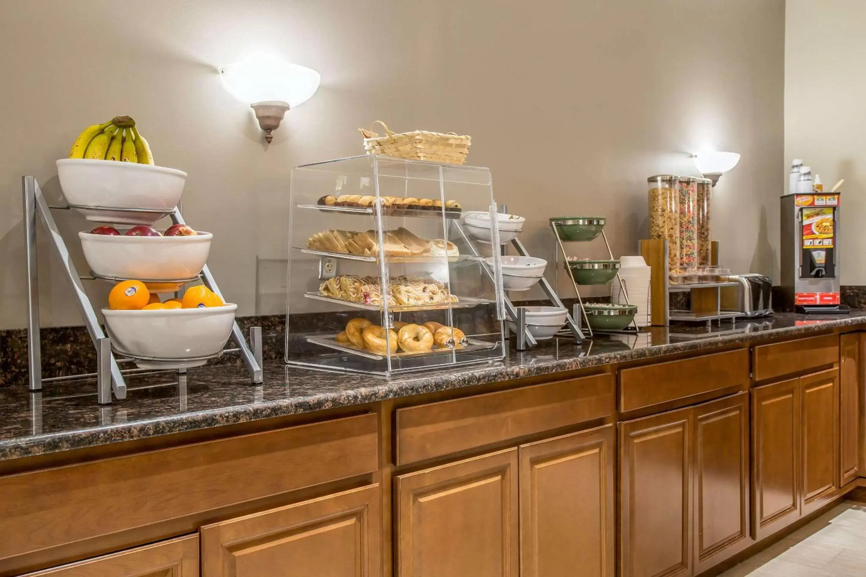 Restaurant/places to eat in Clarion Inn New London - Mystic Restaurant/places to eat in Clarion Inn New London - Mystic