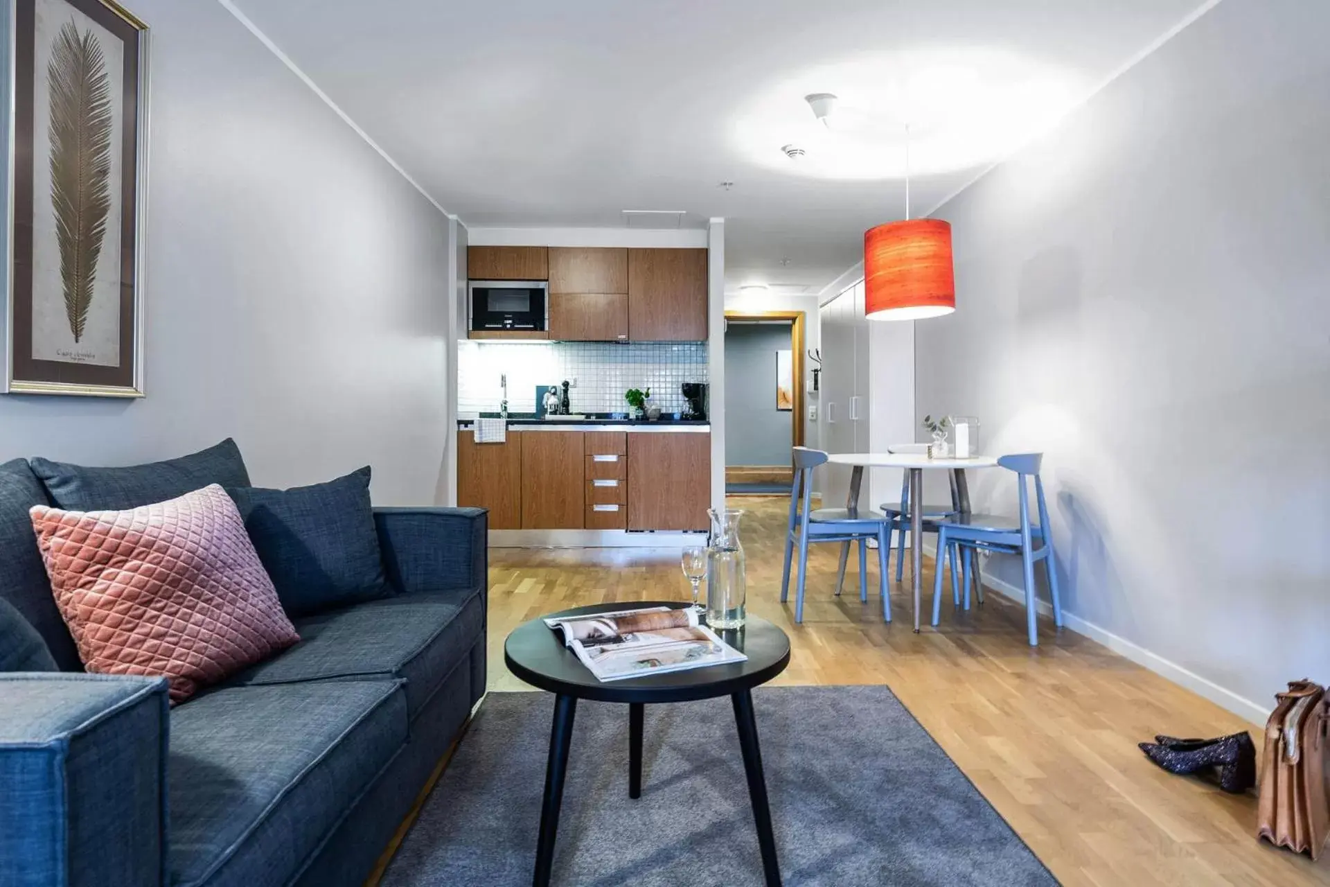 Kitchen or kitchenette, Seating Area in Biz Apartment Gärdet