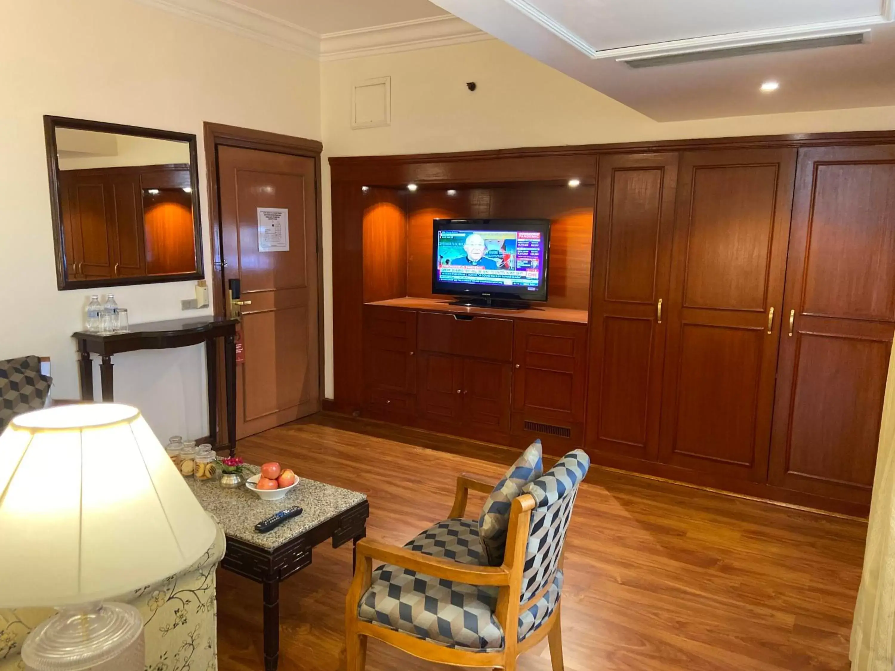 Living room, TV/Entertainment Center in The Everest Hotel