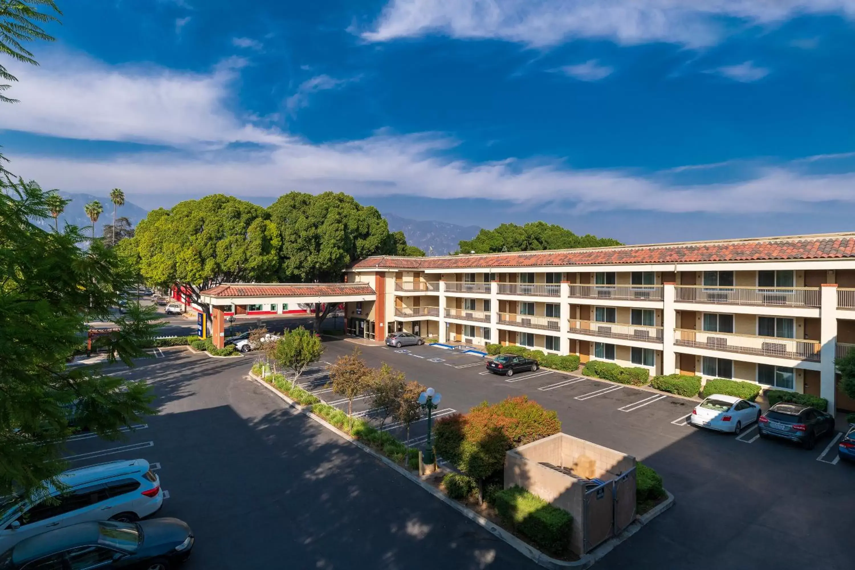 Property building in Hyland Inn near Pasadena Civic Center