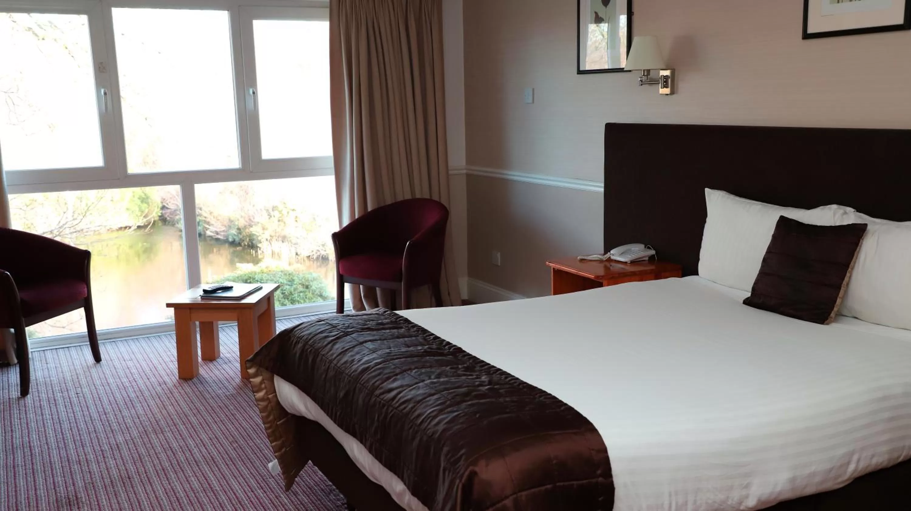 Bedroom, Bed in Inn On The Lake