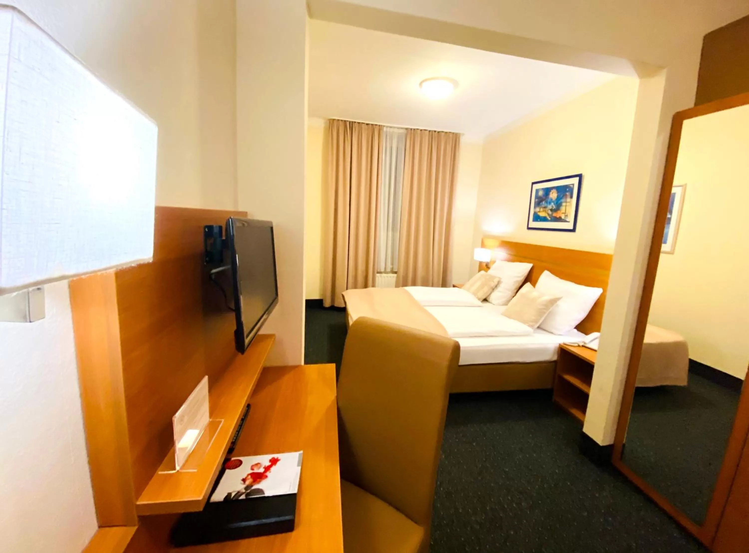 Photo of the whole room, Bed in Hotel Hansehof