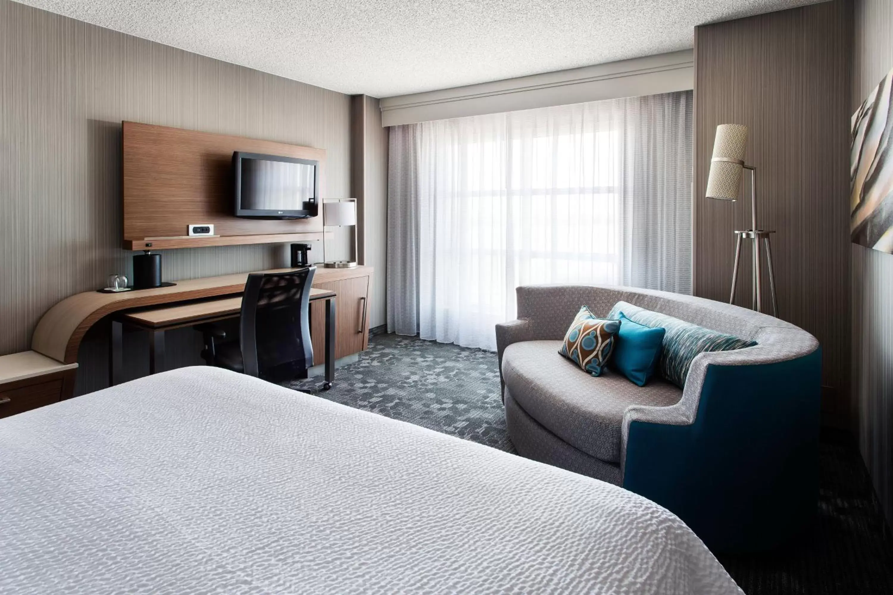 Bedroom, Seating Area in Sonesta Emeryville San Francisco Bay Bridge