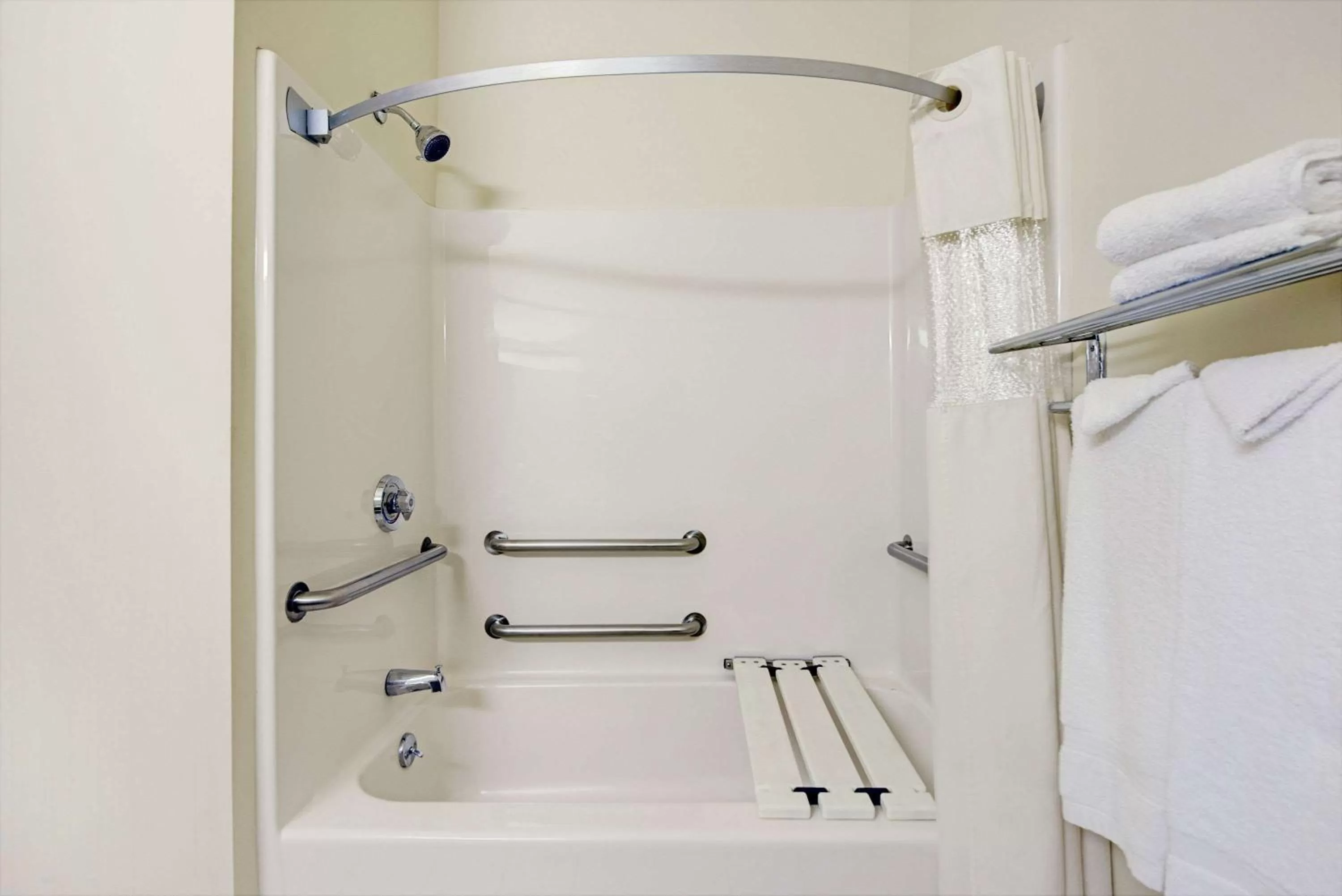 Photo of the whole room in Travelodge by Wyndham St. Louis