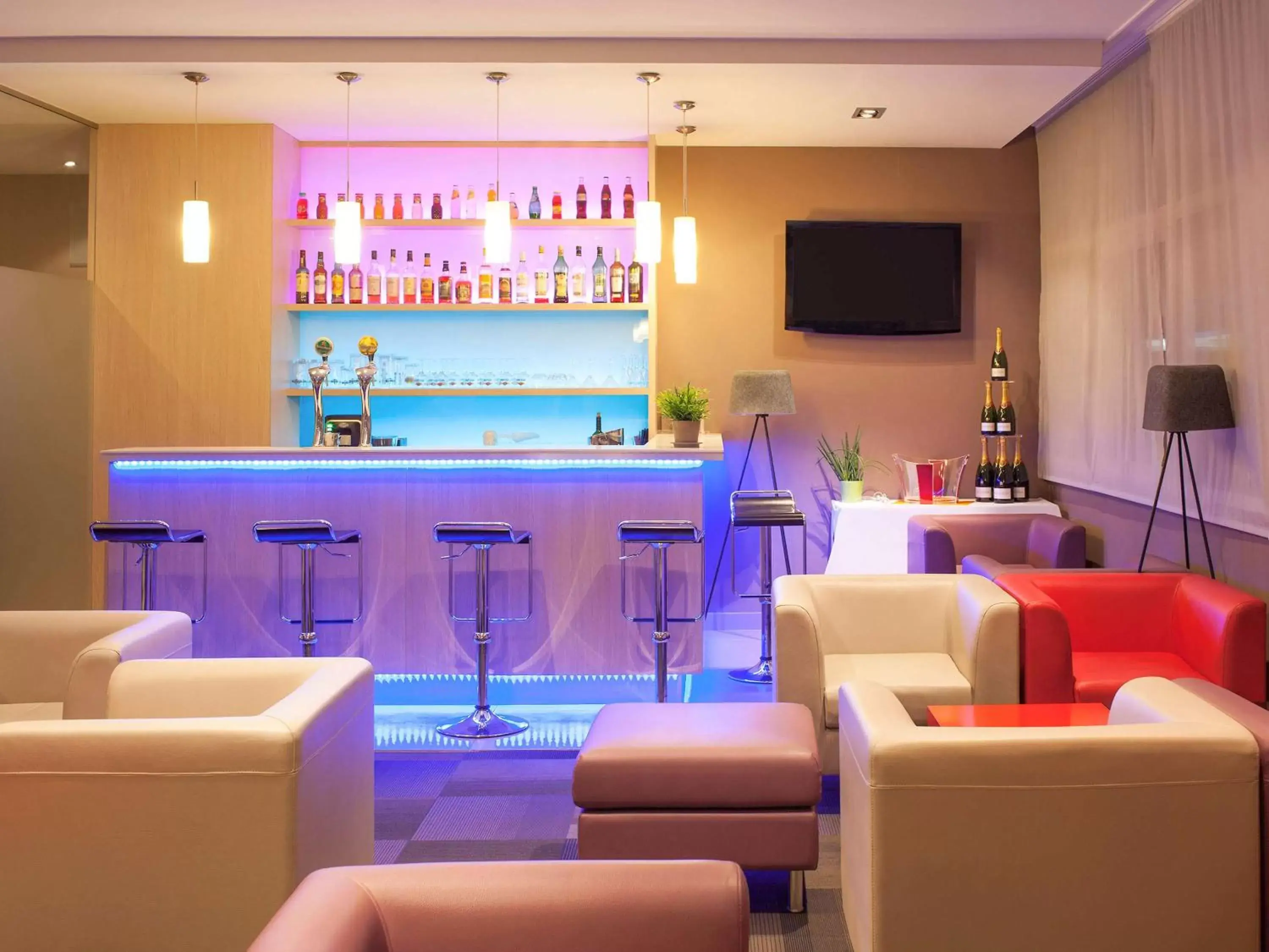 Lounge or bar, Lounge/Bar in Novotel Nantes Centre Bord de Loire