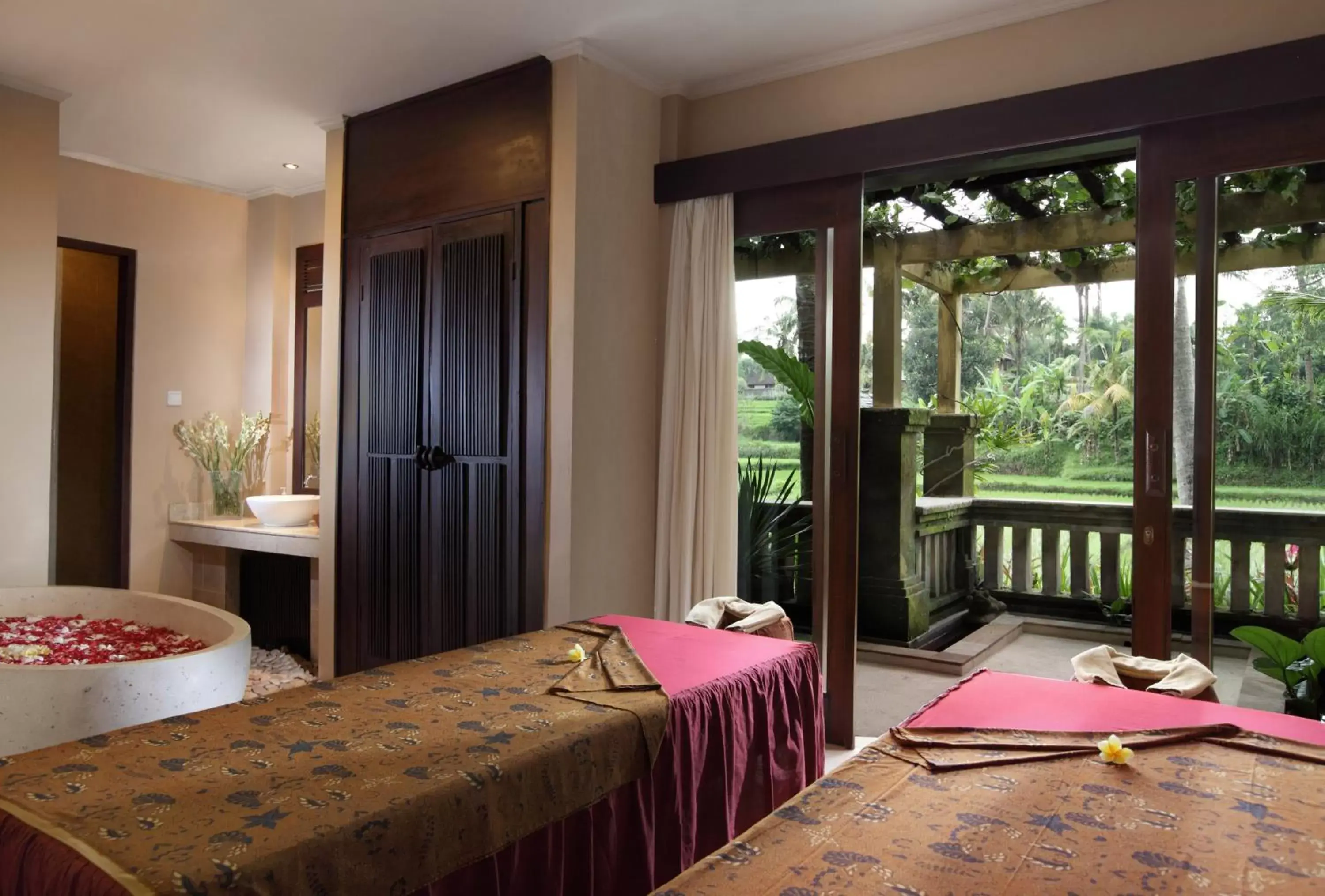 Spa and wellness centre/facilities, Bed in The Ubud Village Resort & Spa
