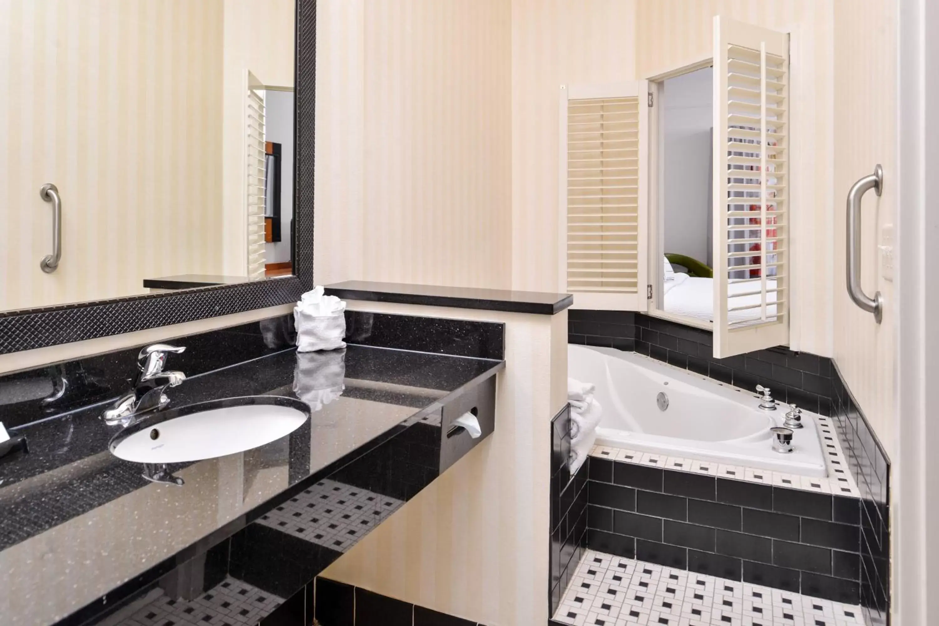 Bathroom in Fairfield Inn and Suites by Marriott Birmingham Pelham/I-65