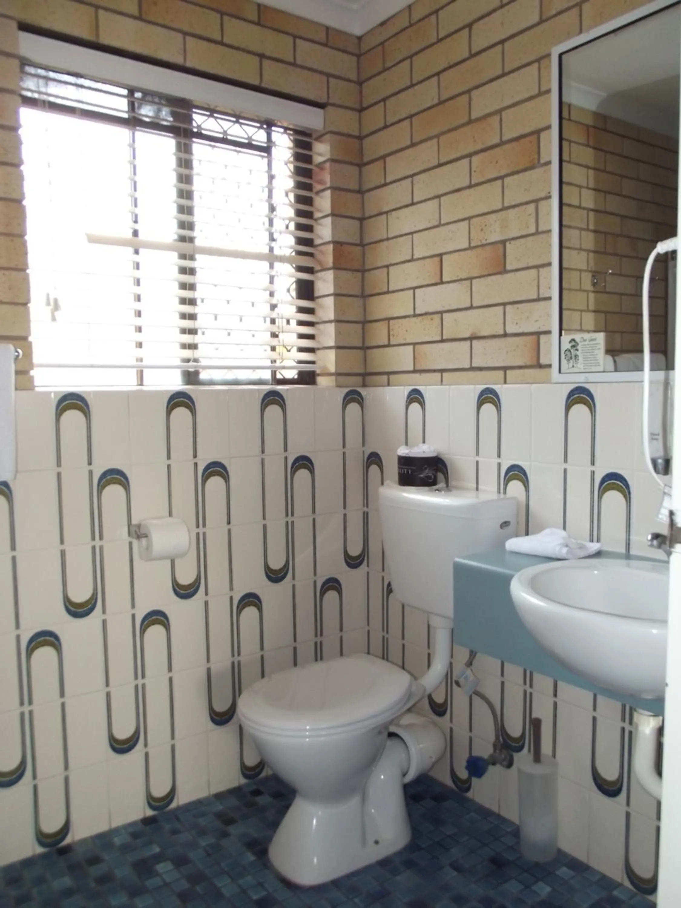 Bathroom in Bridge Street Motor Inn