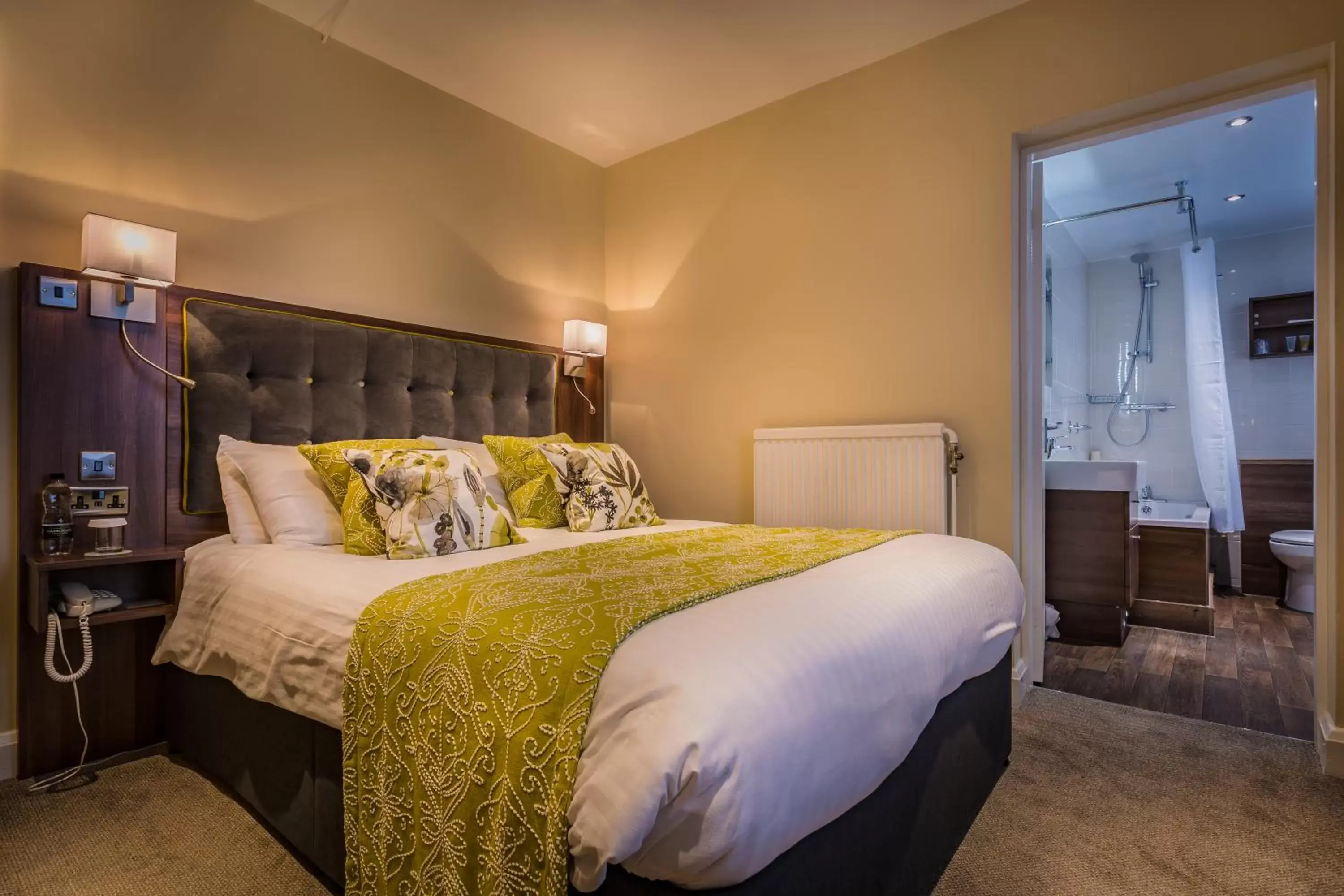 Bedroom, Bed in The Golden Fleece Hotel, Thirsk, North Yorkshire