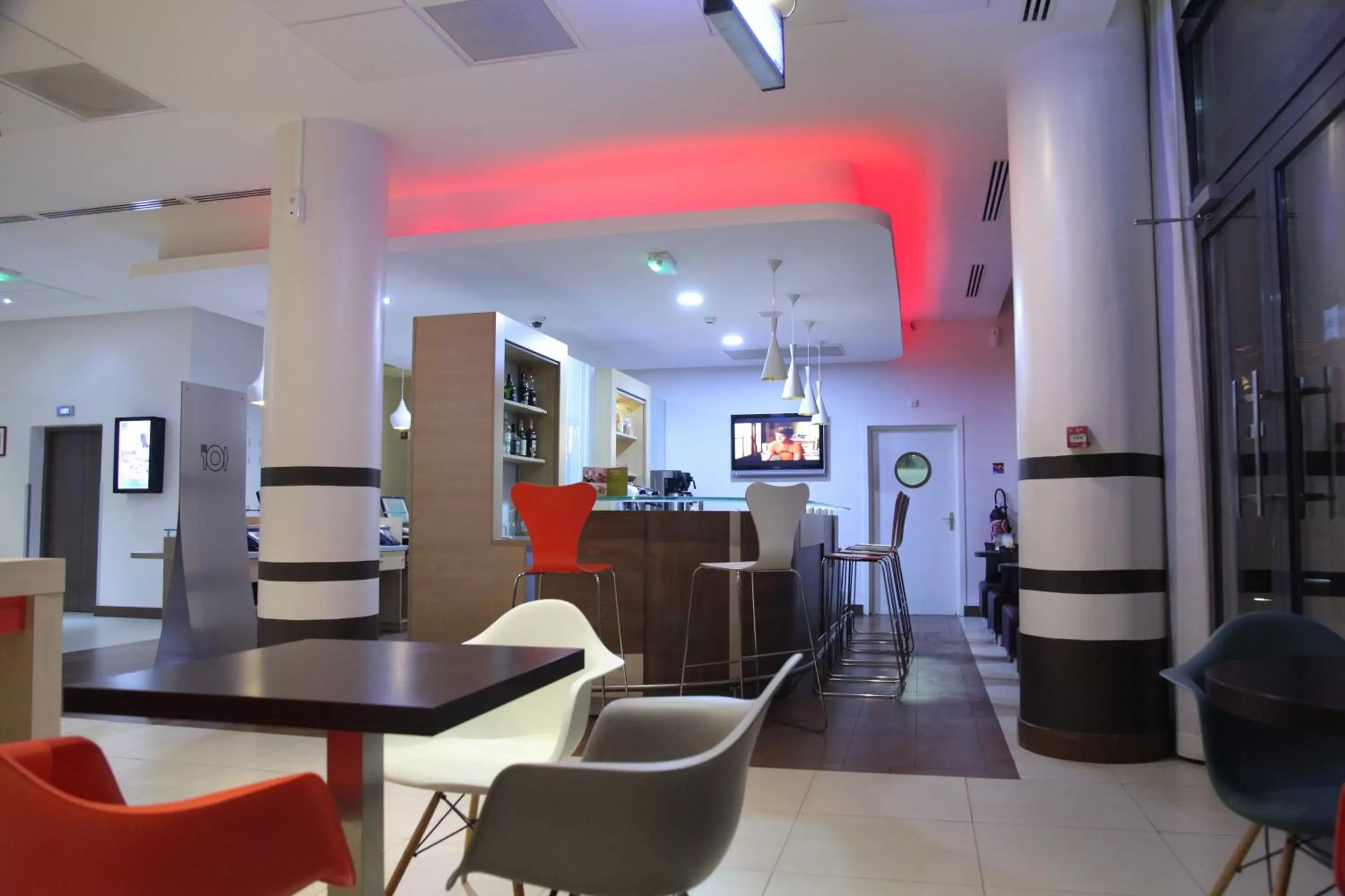 Lounge or bar, Restaurant/Places to Eat in Ibis Dakar