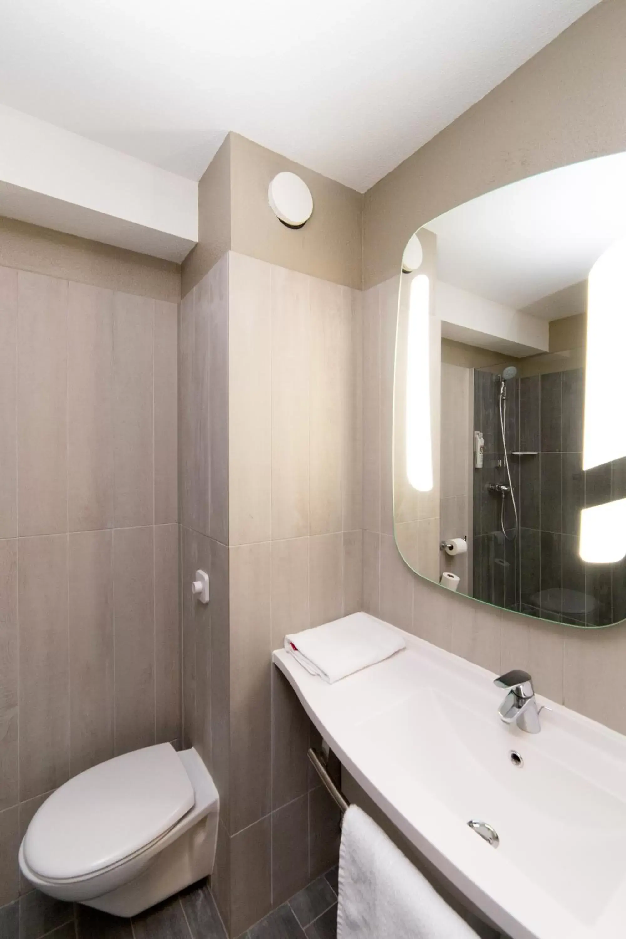 Shower, Bathroom in Ibis Toulouse Purpan Aeroport