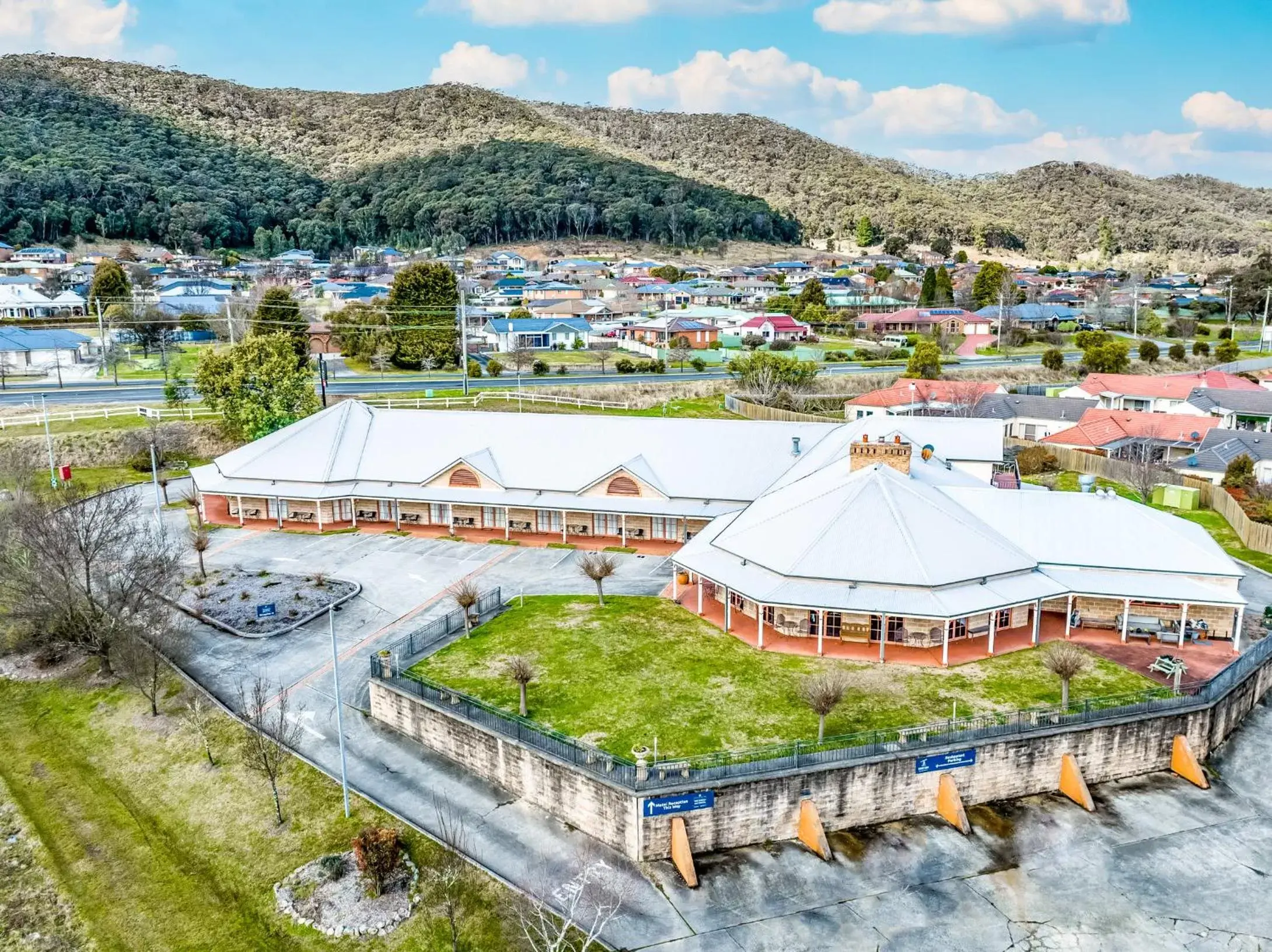 Property building, Bird's-eye View in Bowen Inn Motel