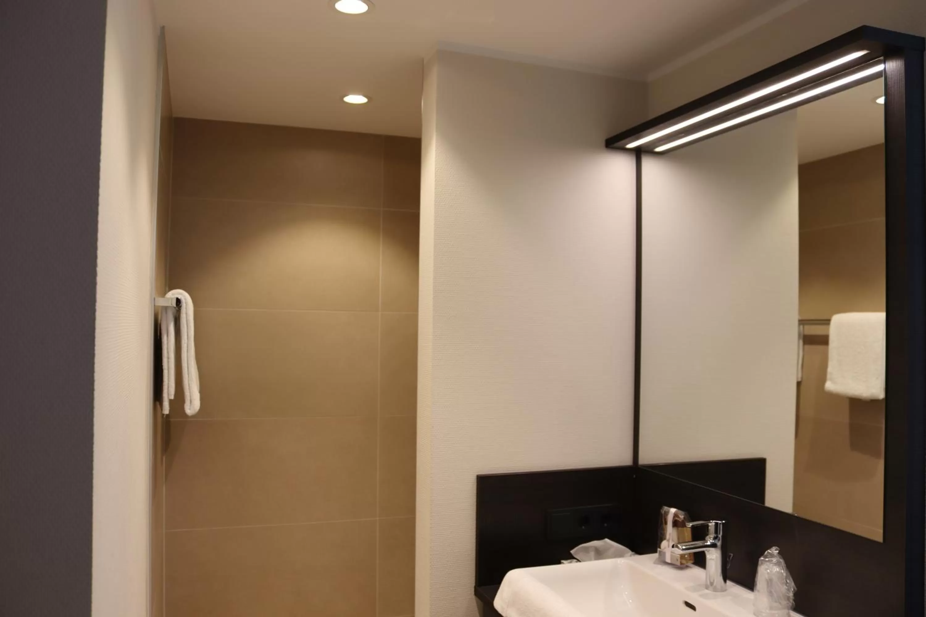 Bathroom in EINSTEIN Hotel am Römerpark