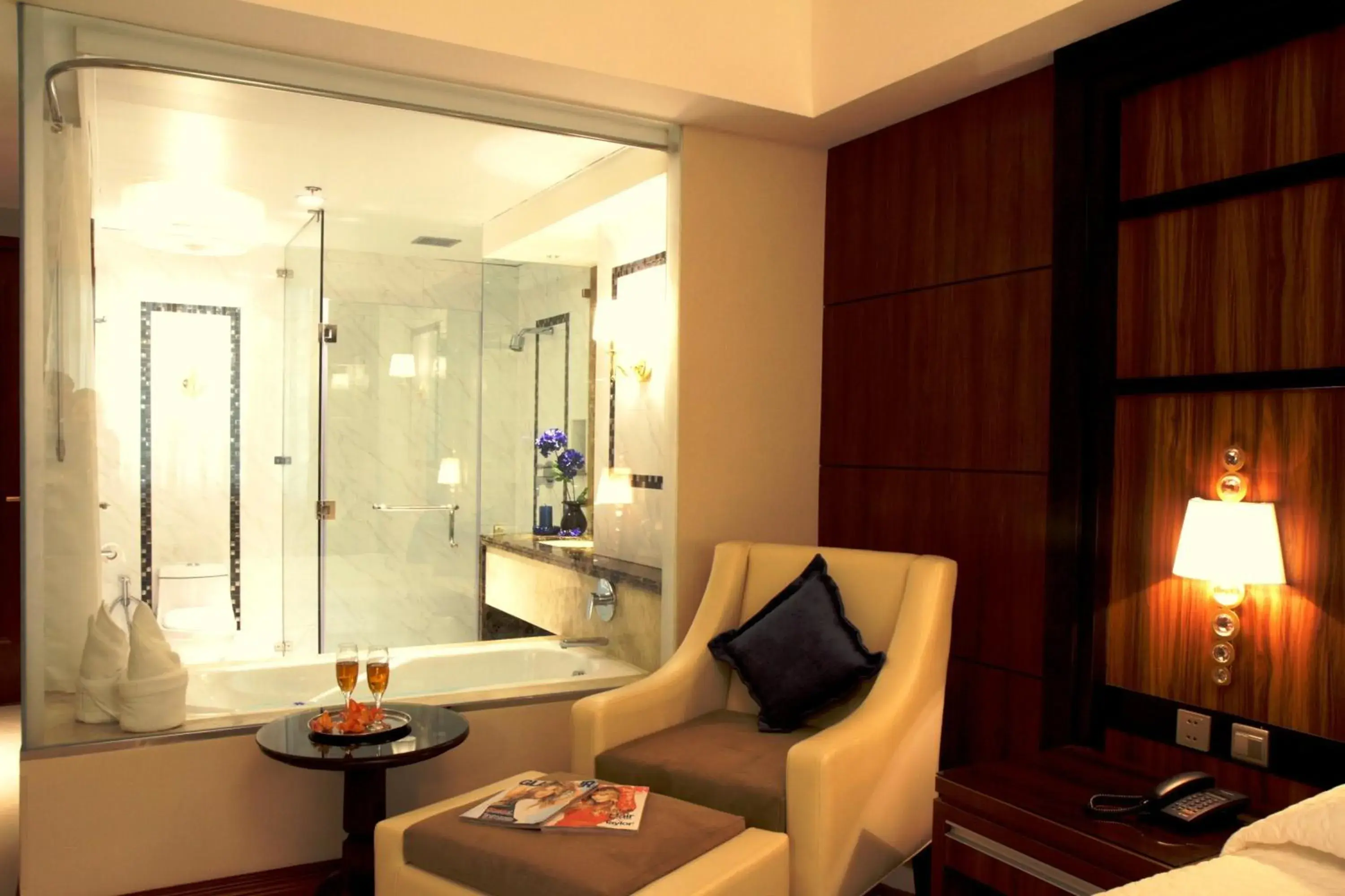 Seating area, Bathroom in Central Park Tower Resort