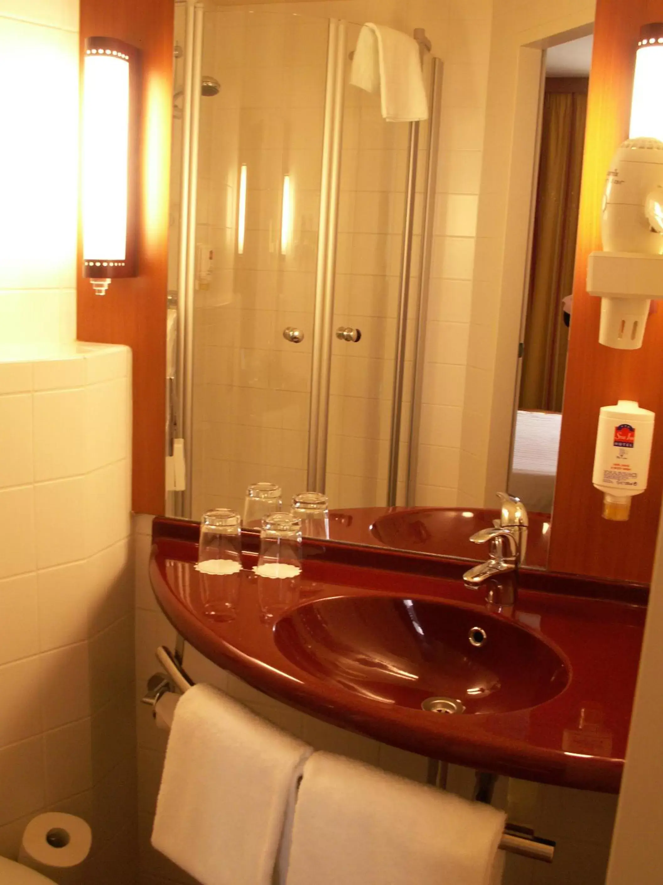 Bathroom in City Hotel Budapest