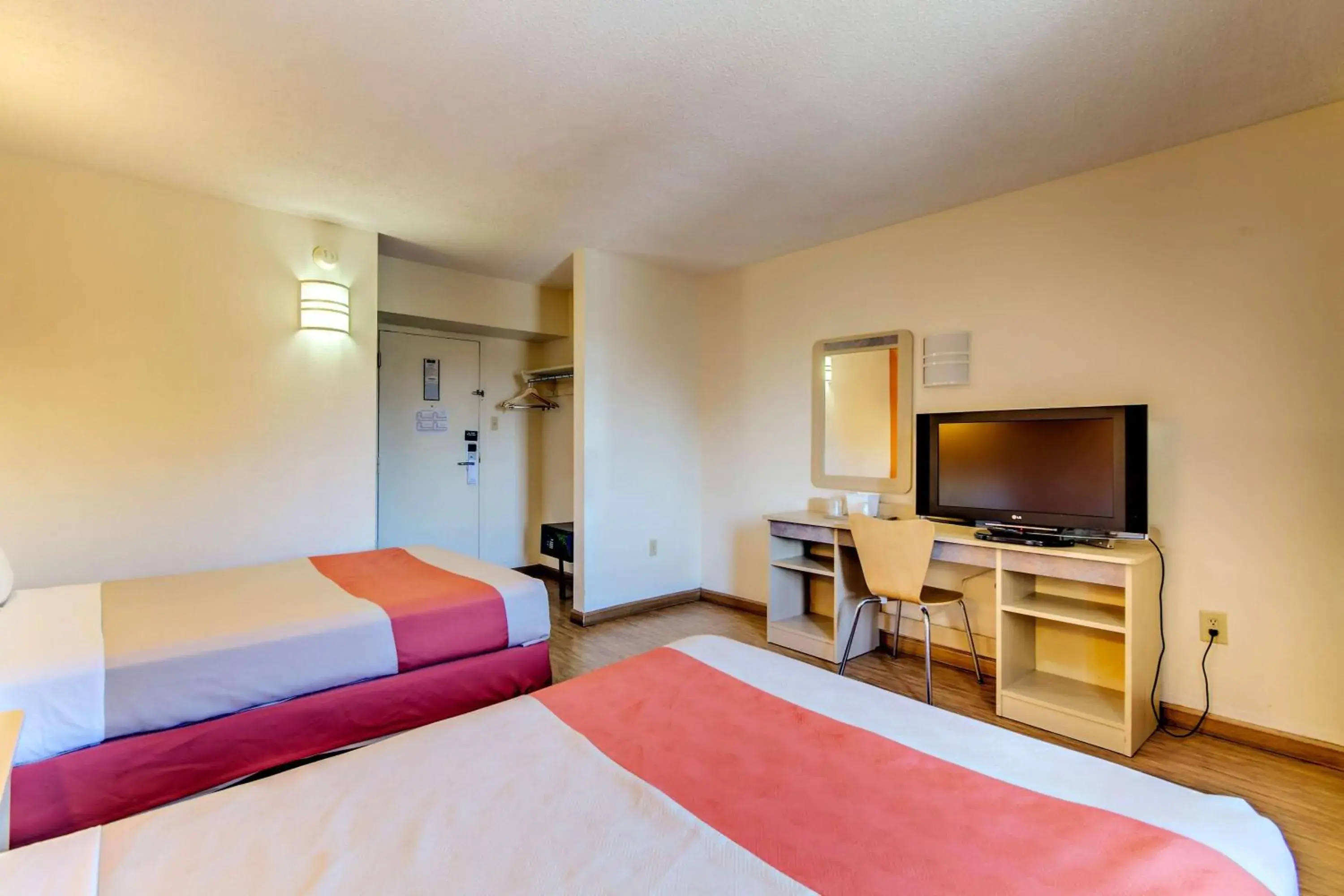 TV and multimedia, Bed in Motel 6-Washington, DC
