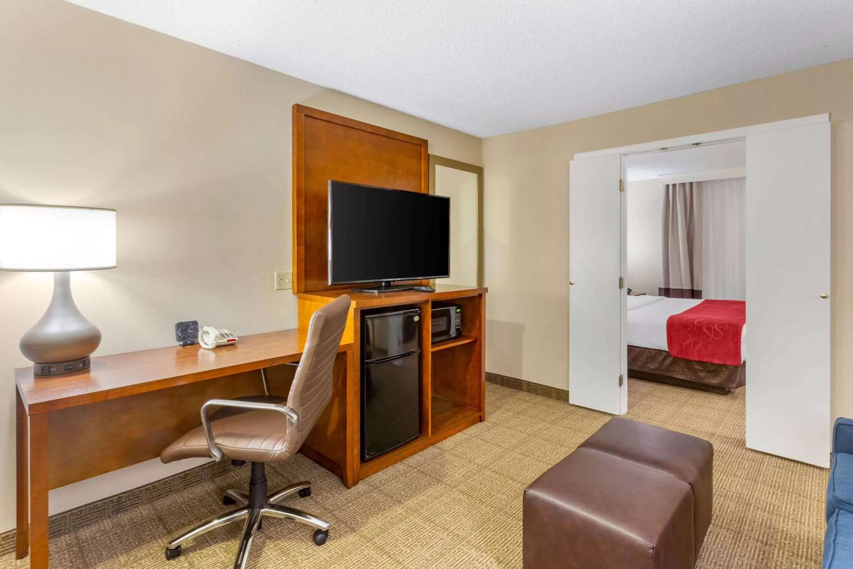 Bedroom, Bed in Comfort Suites Oakbrook Terrace near Oakbrook Center