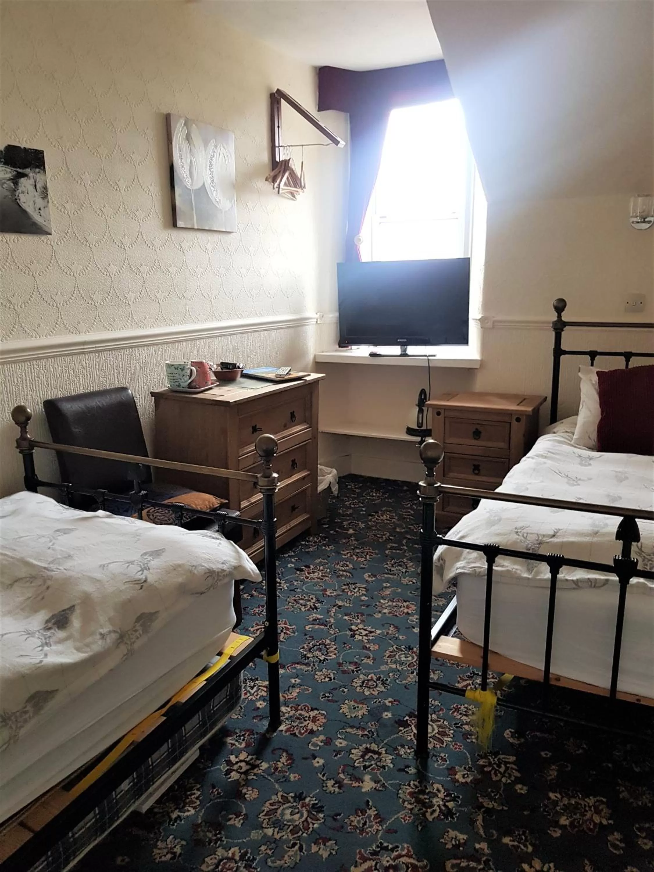 Twin Room with Shared Bathroom in Cedar Villa Guest House