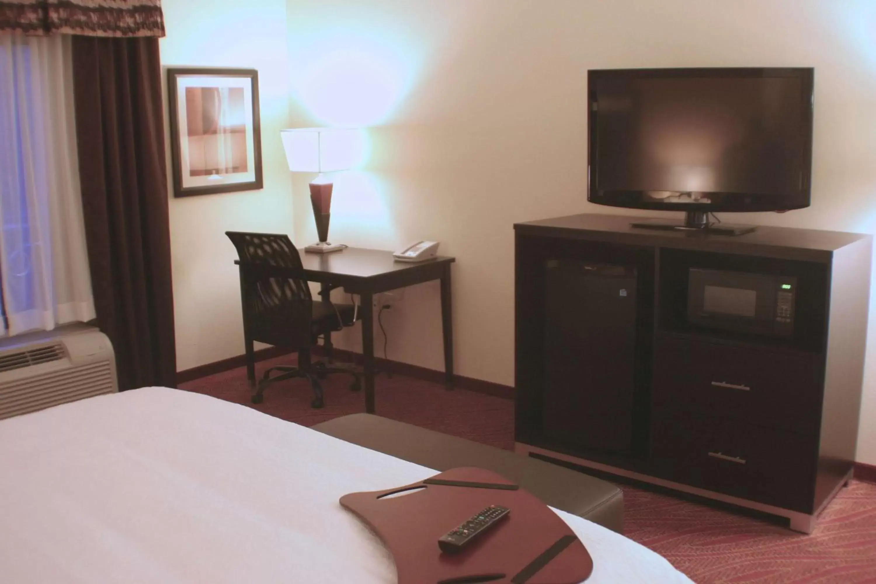 Bed, TV/Entertainment Center in Hampton Inn Limerick