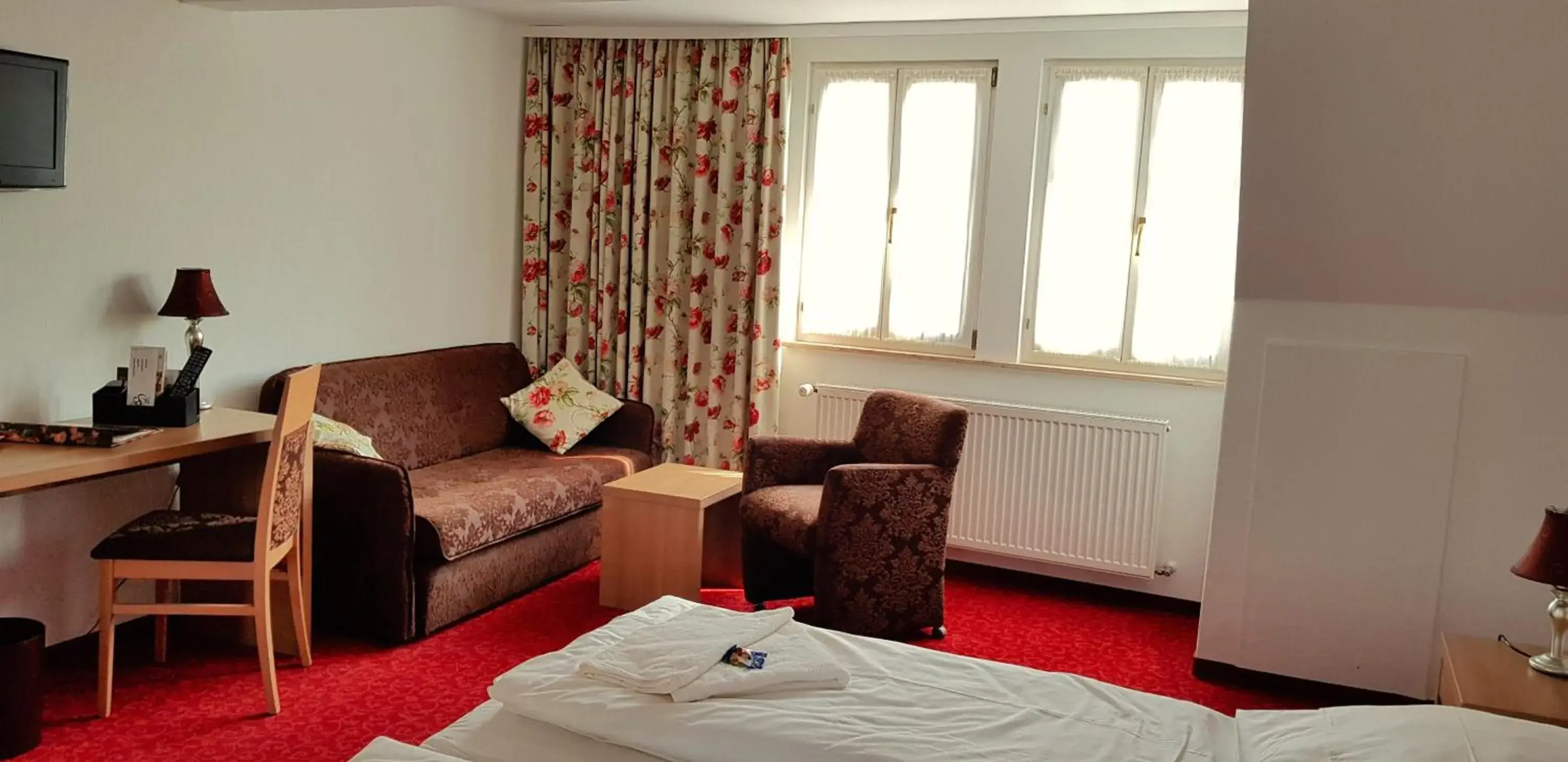 Photo of the whole room, Seating Area in Boutiquehotel Goldene Rose