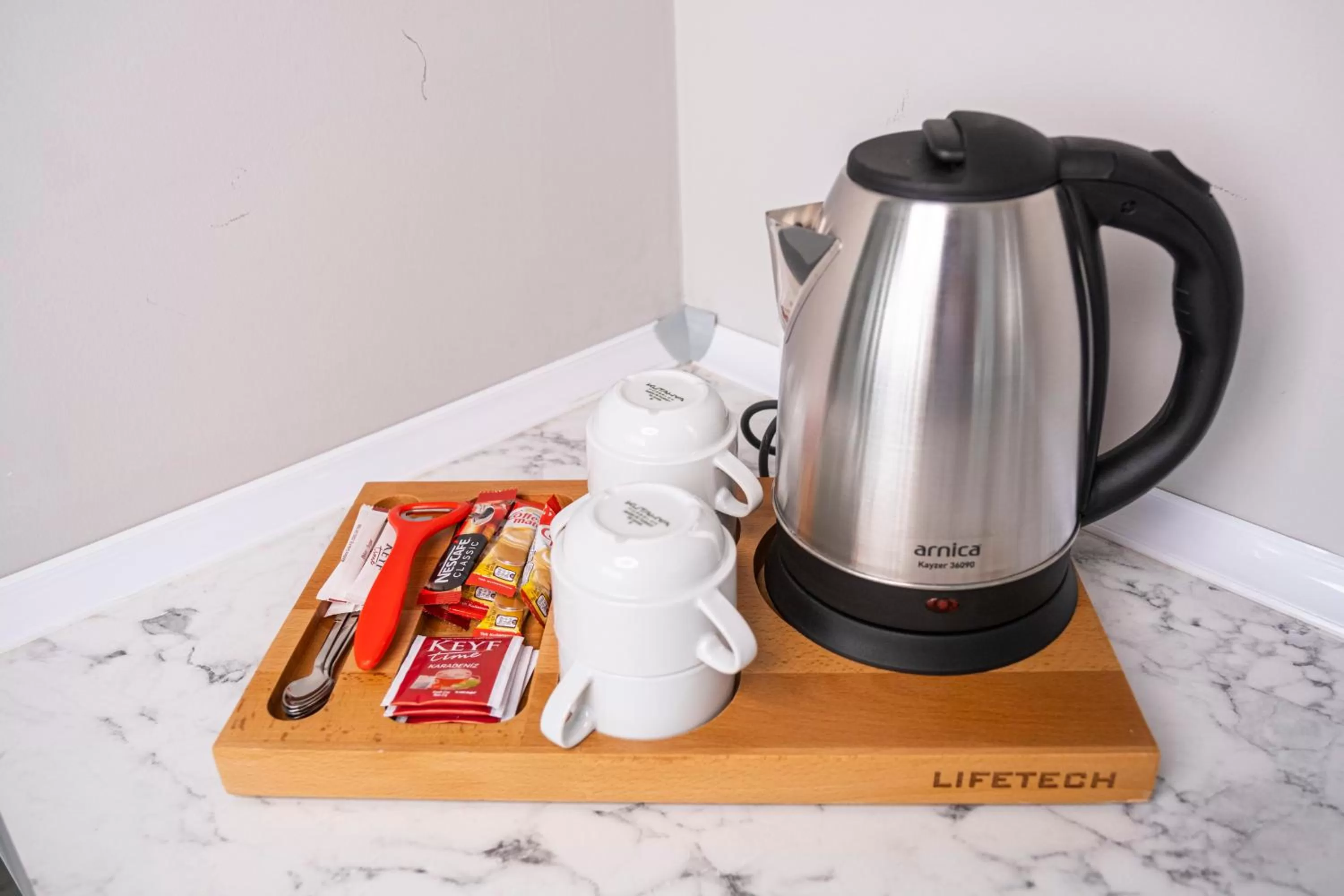 Coffee/tea facilities in Comfort Center Suit Hotel