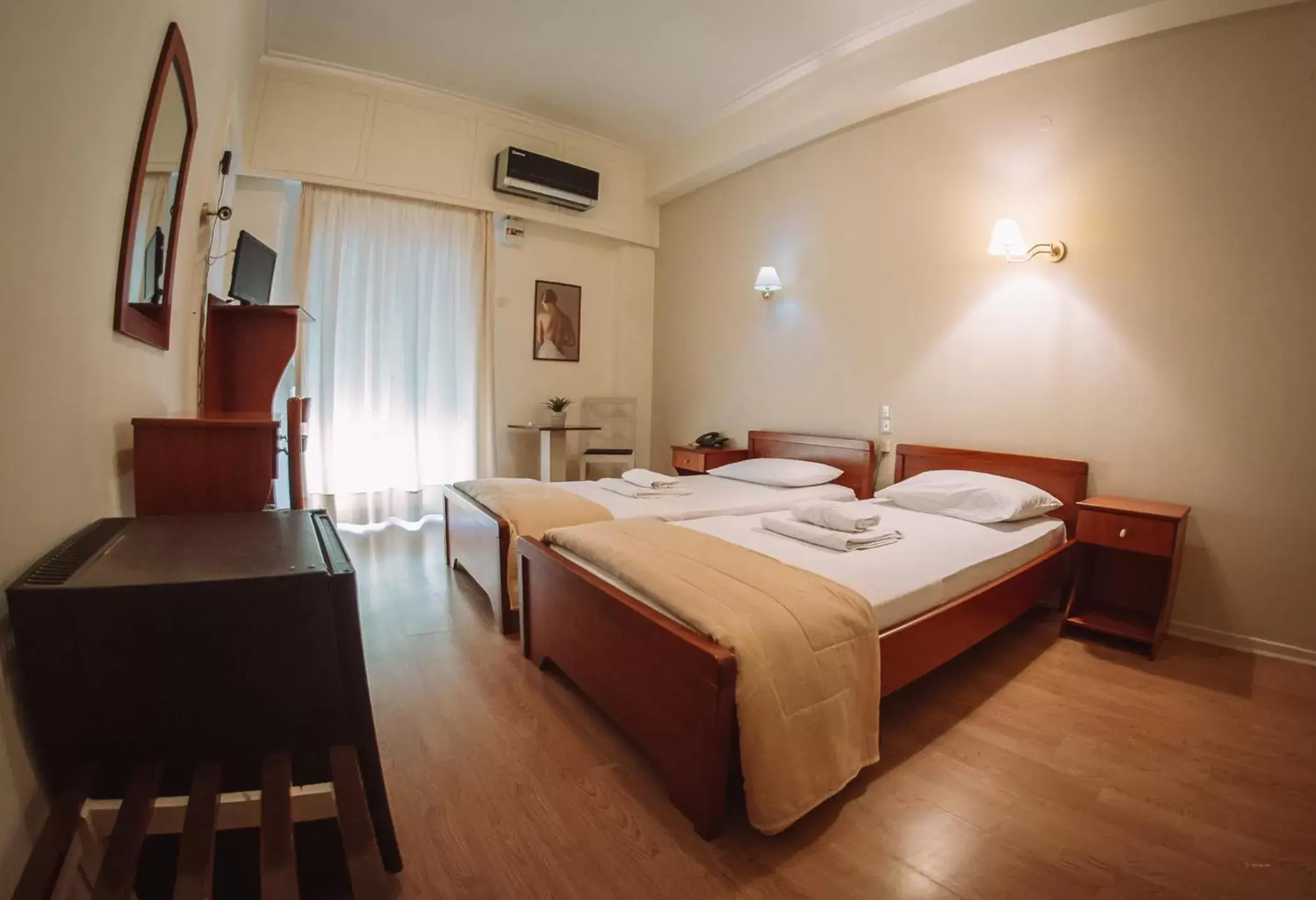 Photo of the whole room, Bed in Hotel King Pyrros