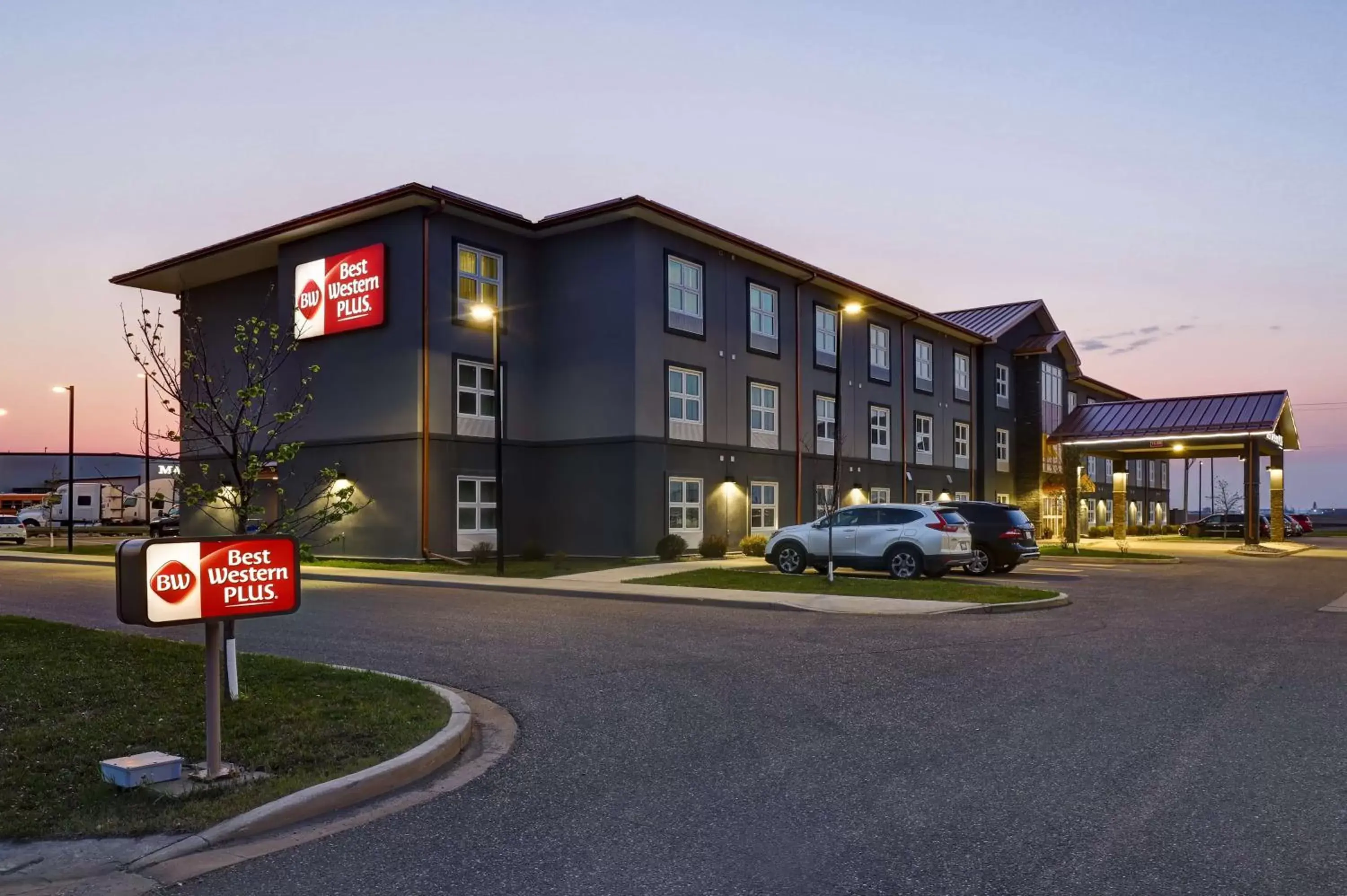 Property Building in Best Western Plus Brandon Inn