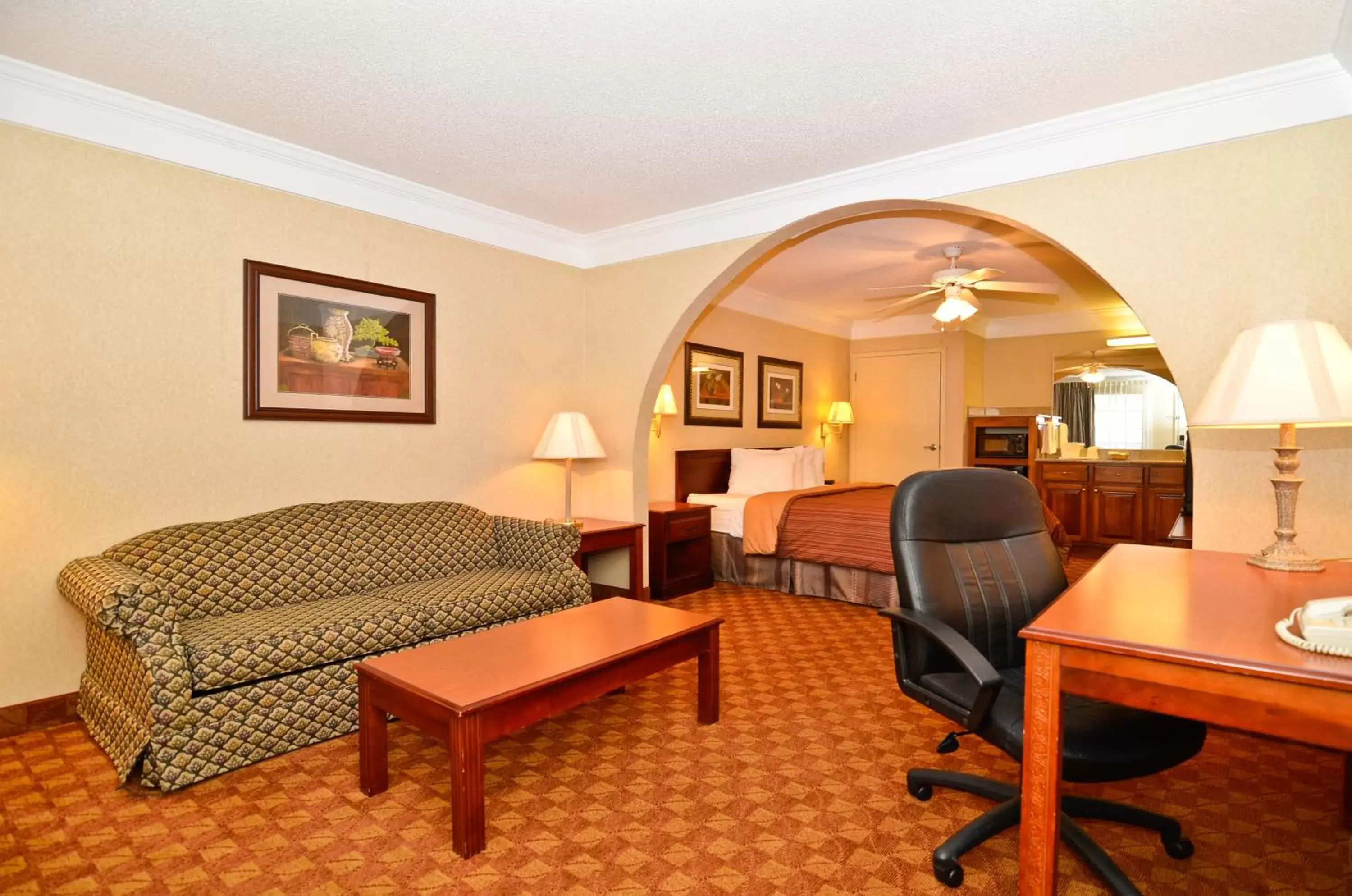 Photo of the whole room, Seating Area in Peach State Inn & Suites