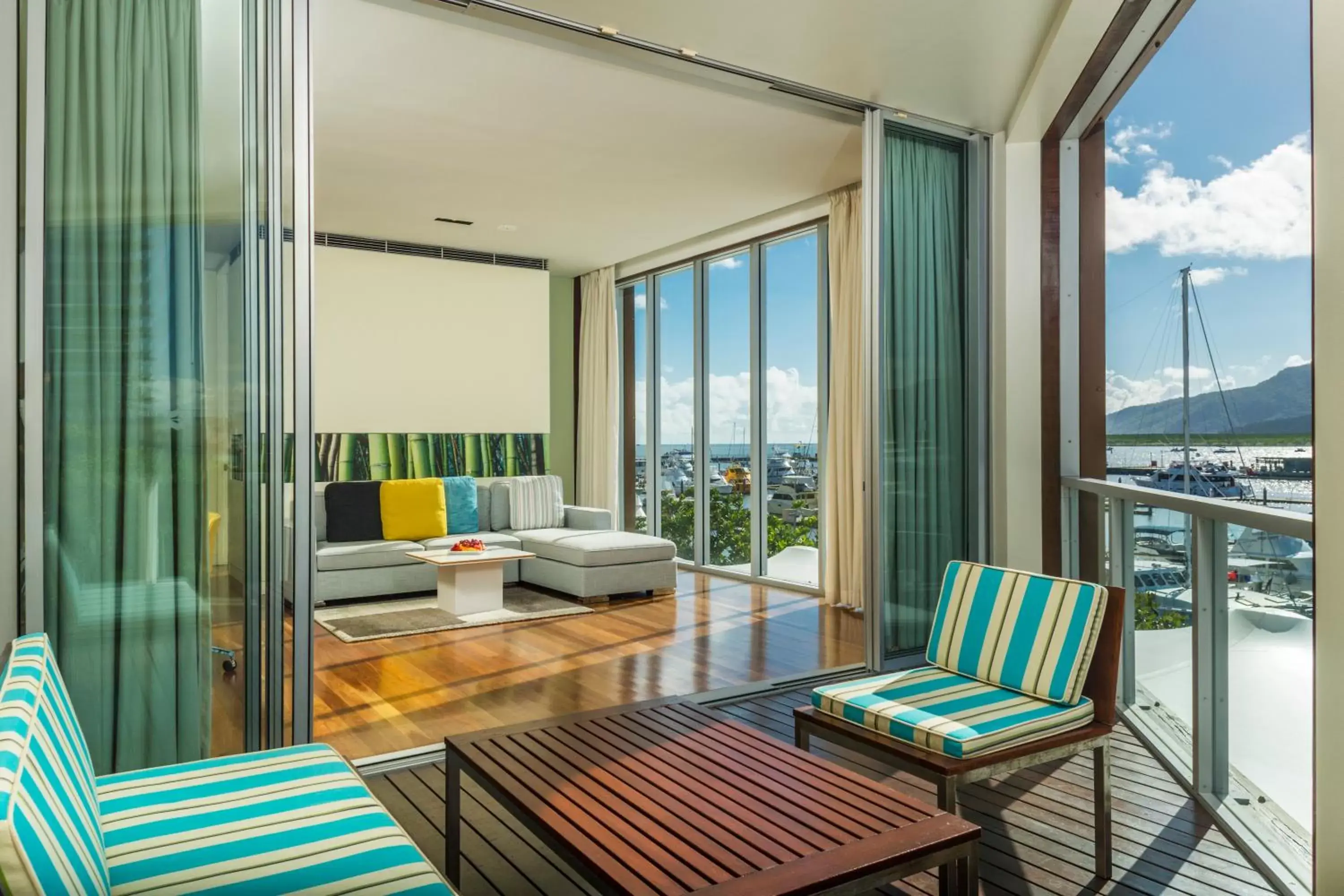 Living room, Balcony/Terrace in Shangri-La The Marina, Cairns