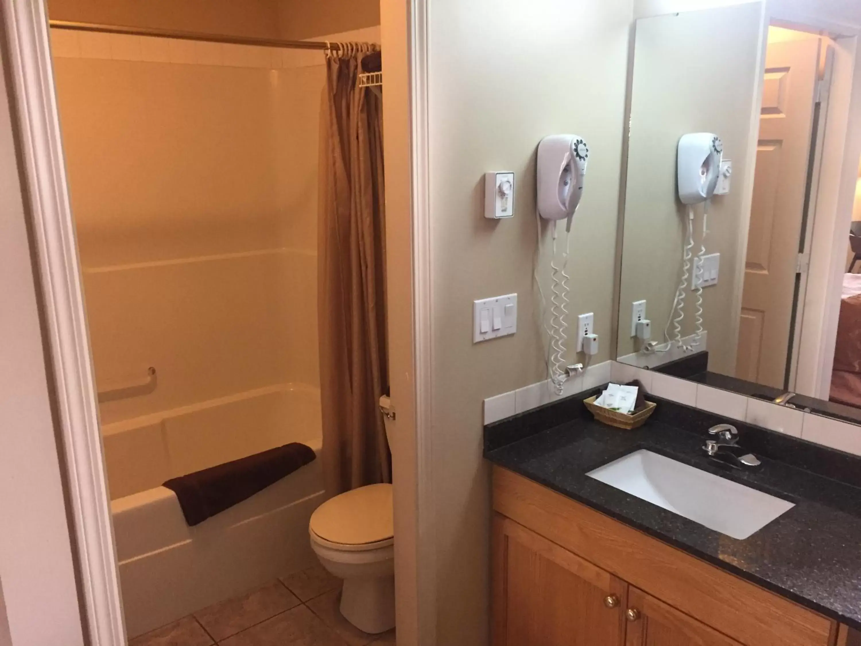 Toilet, Bathroom in Avalon Inn