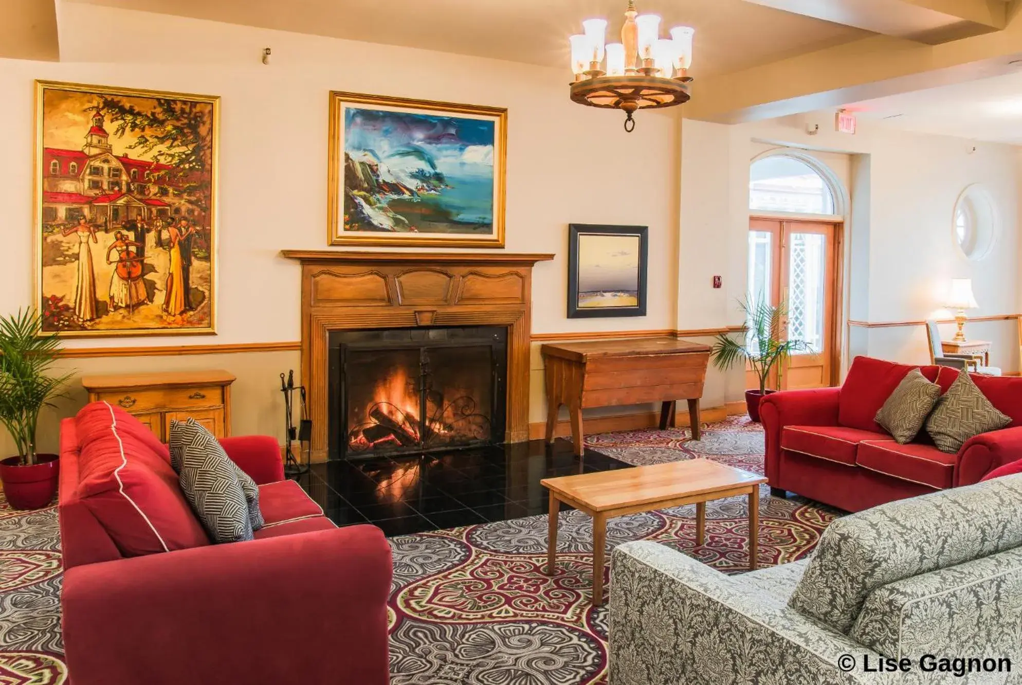 Communal lounge/ TV room, Seating Area in Hotel Tadoussac