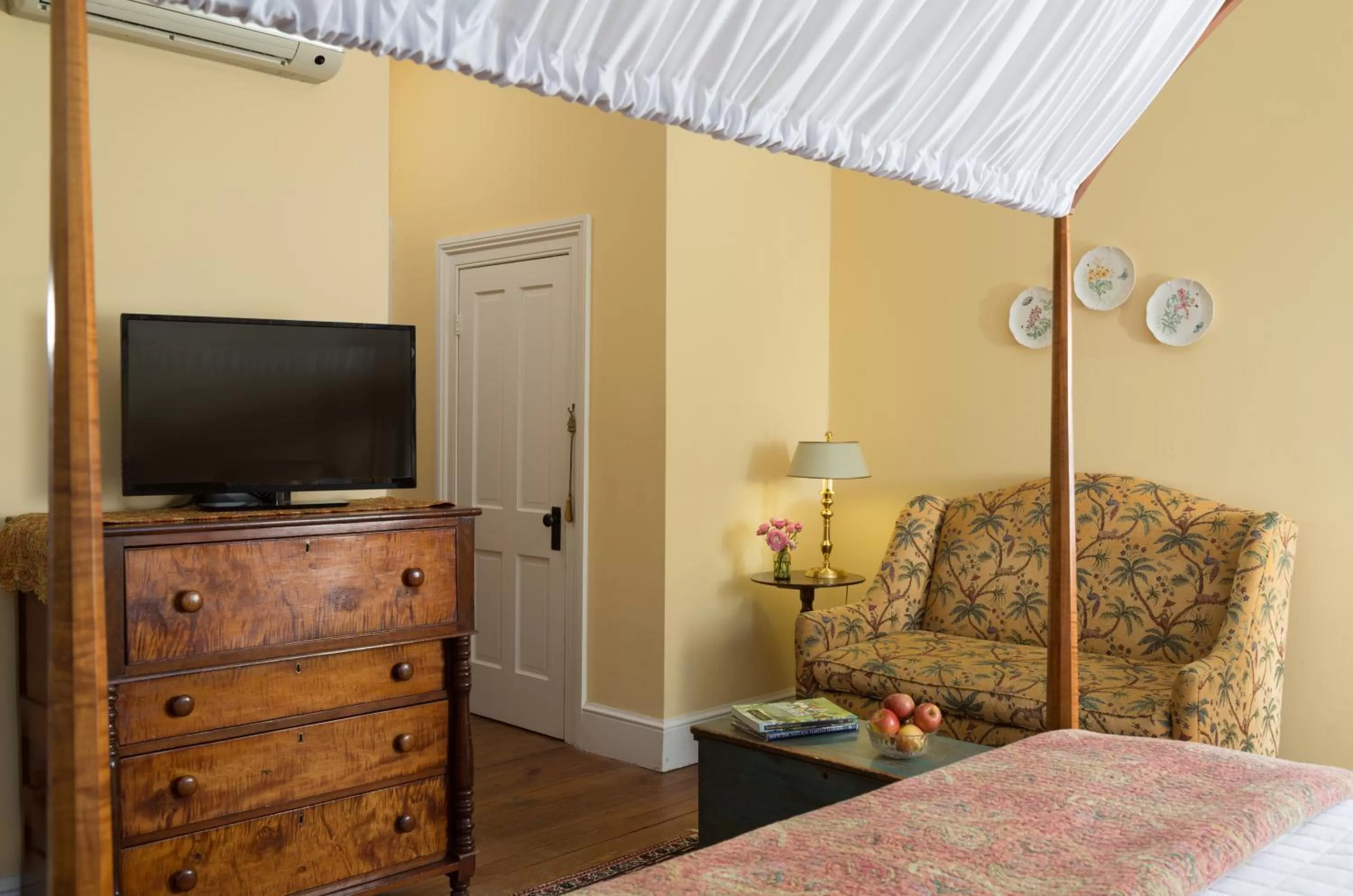 Bedroom, TV/Entertainment Center in Brampton Bed and Breakfast Inn