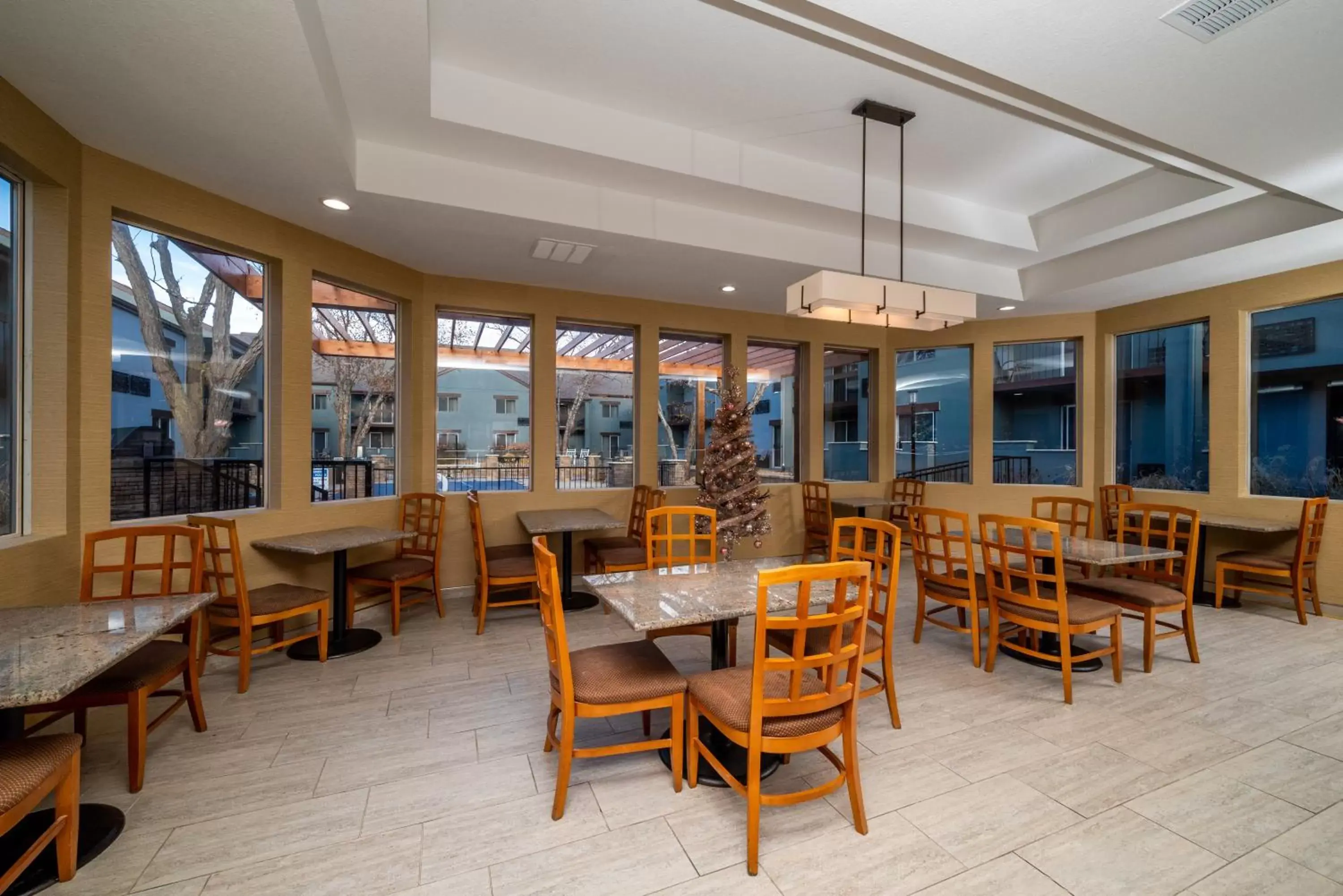 Dining area, Restaurant/Places to Eat in Endeavor Inn & Suites, Trademark Collection by Wyndham