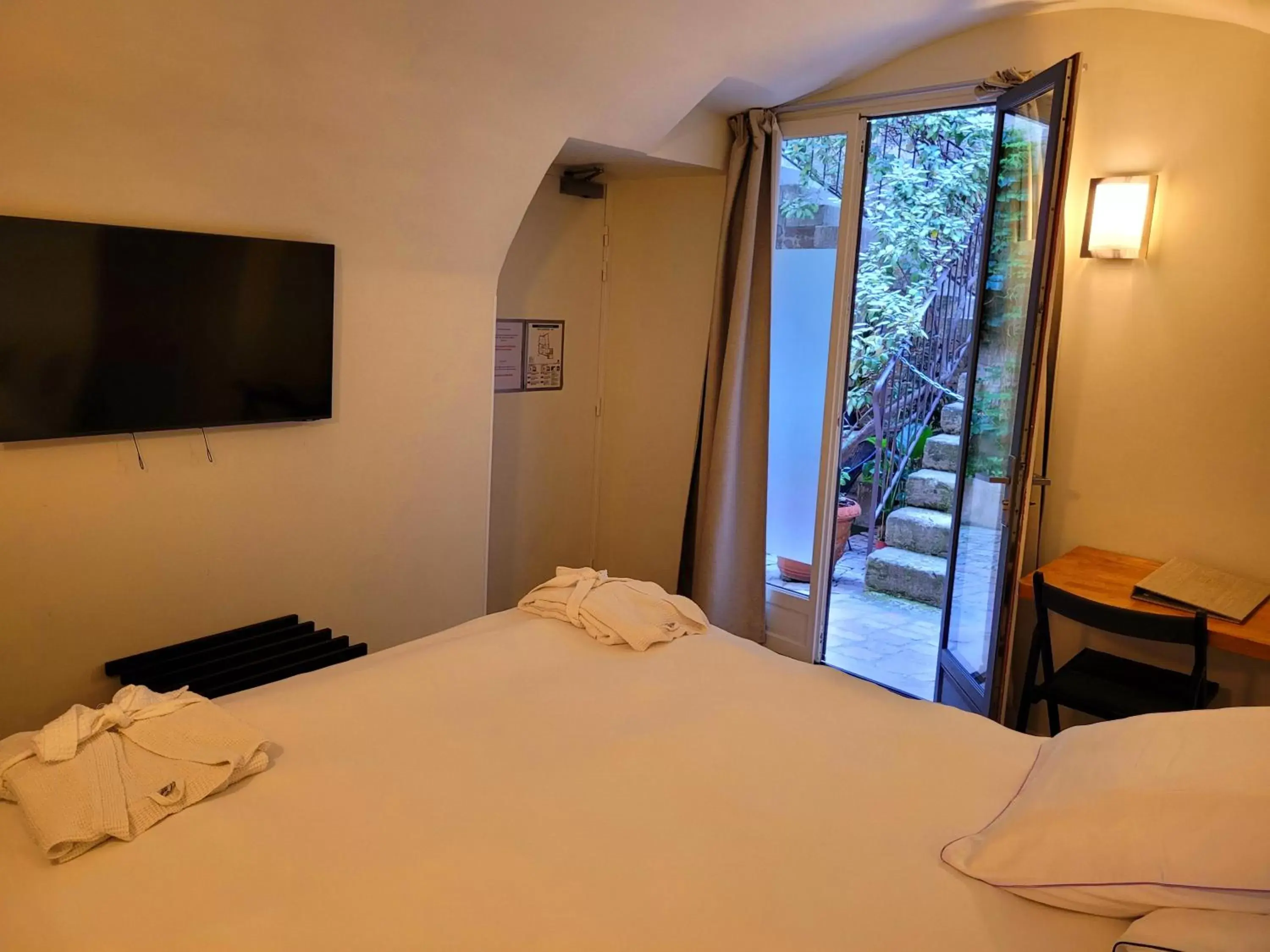 Photo of the whole room, Bed in Boutique Hôtel Entraigues