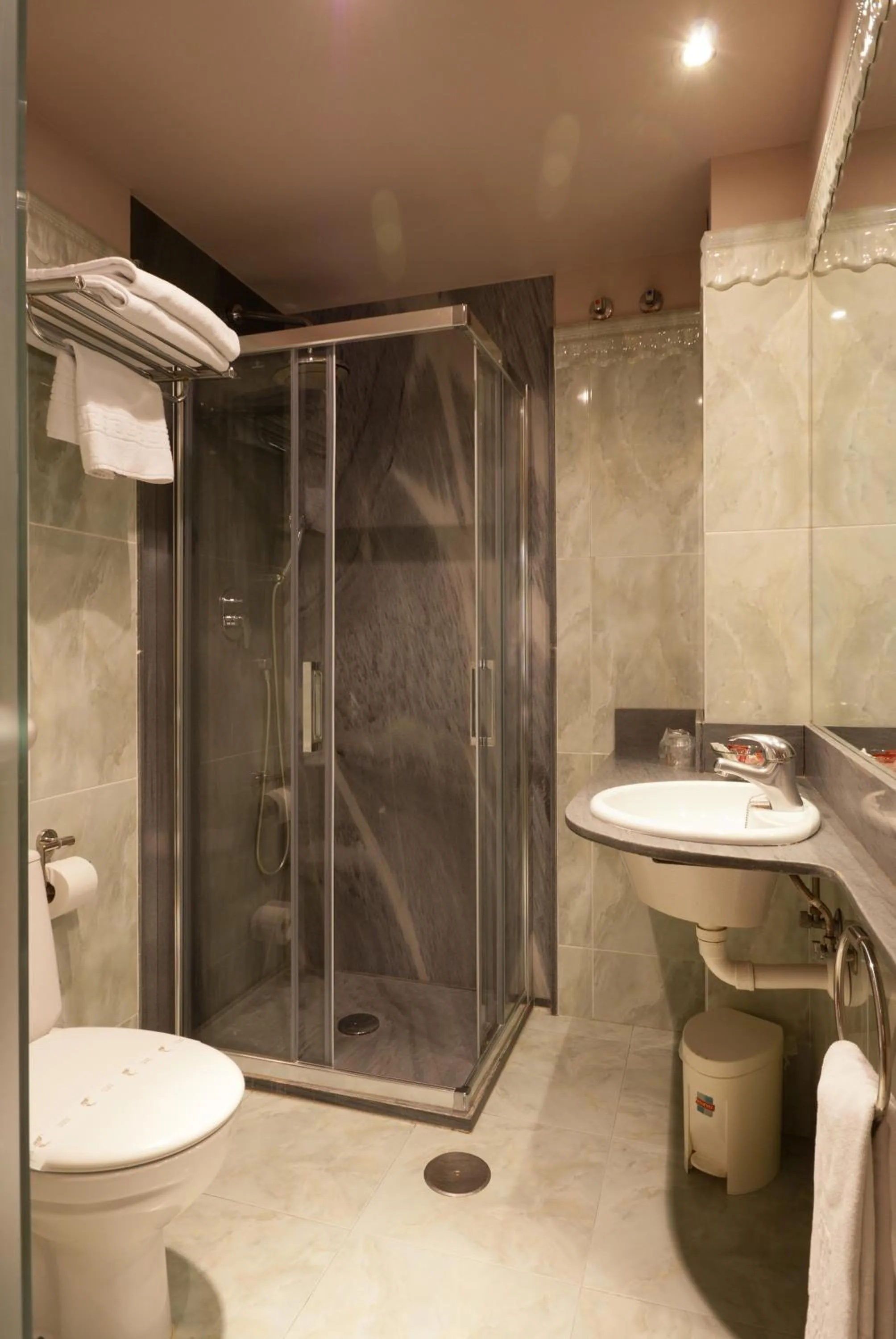 Bathroom in Hotel Vetusta