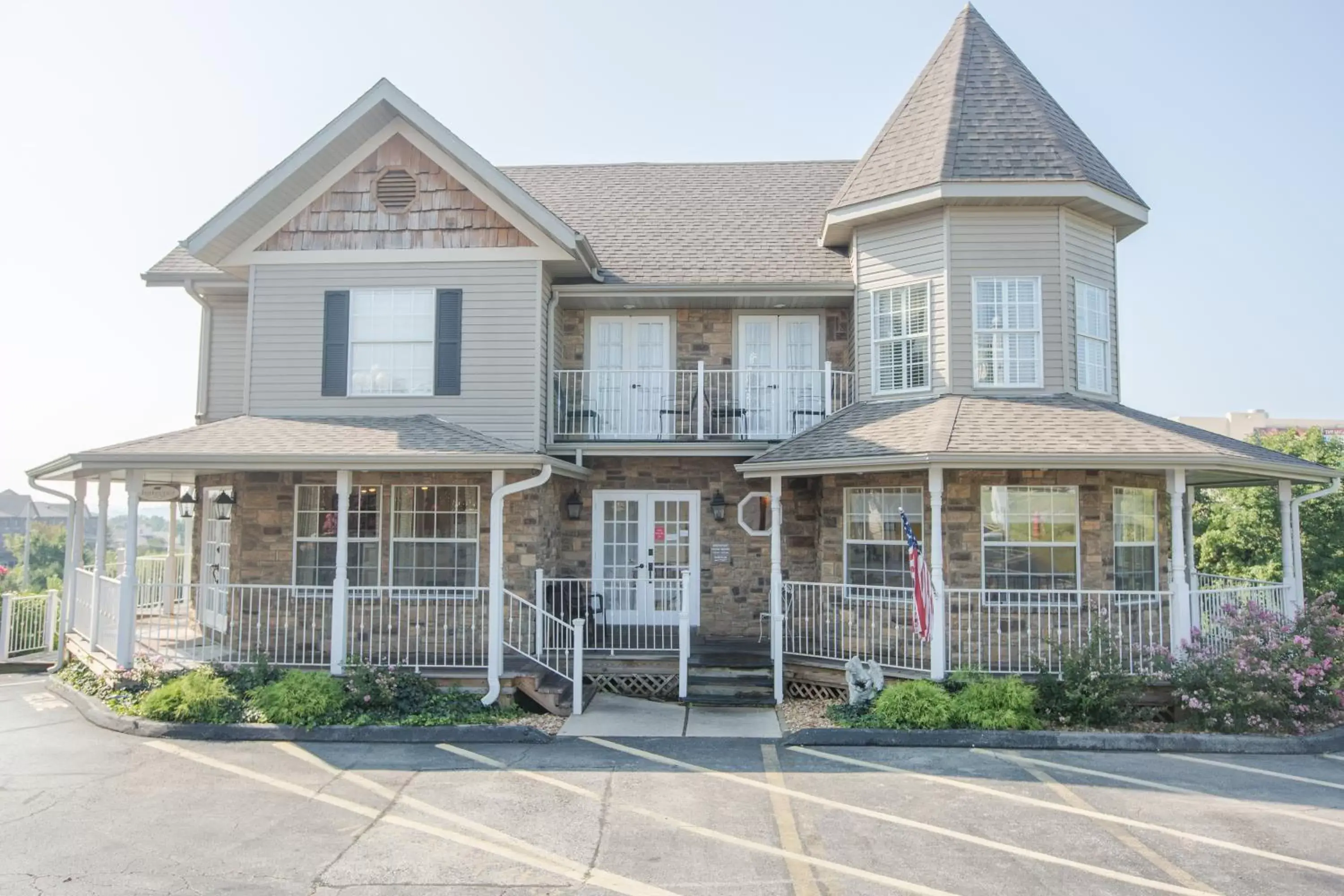 Facade/Entrance in Gazebo Inn