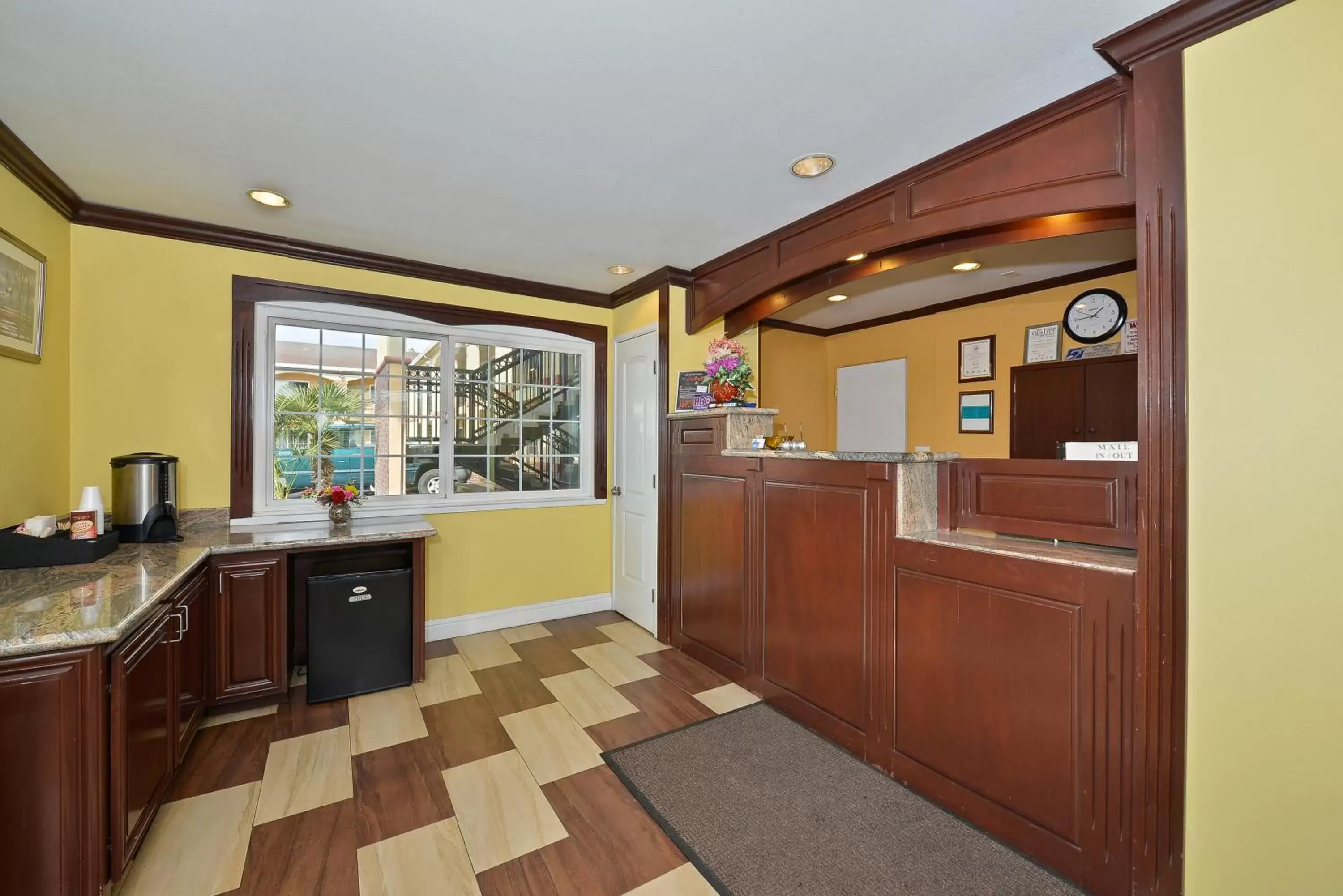 Kitchen/Kitchenette in Americas Deluxe Inn- Marysville