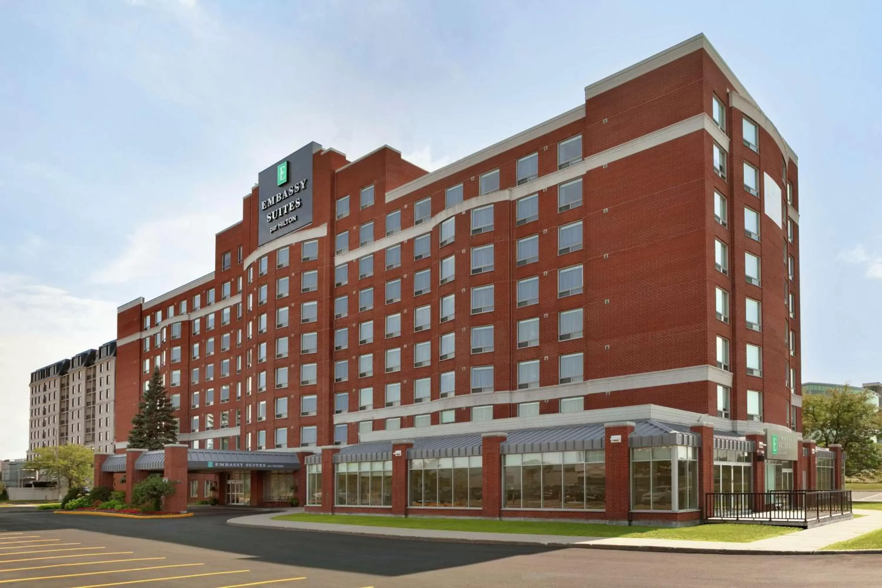 Property Building in Embassy Suites By Hilton Montreal Airport