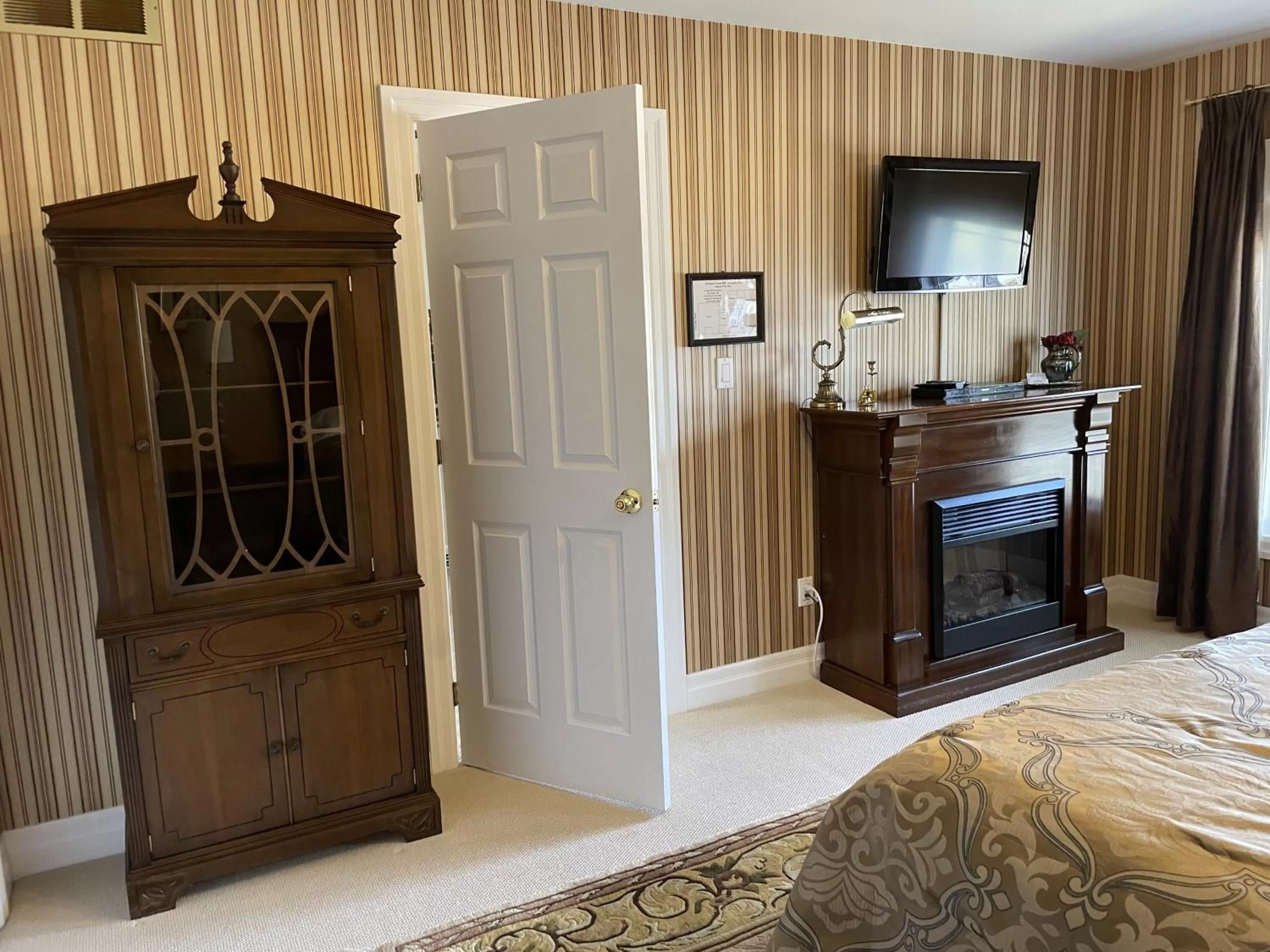 TV/Entertainment Center in Darlington House Bed and Breakfast