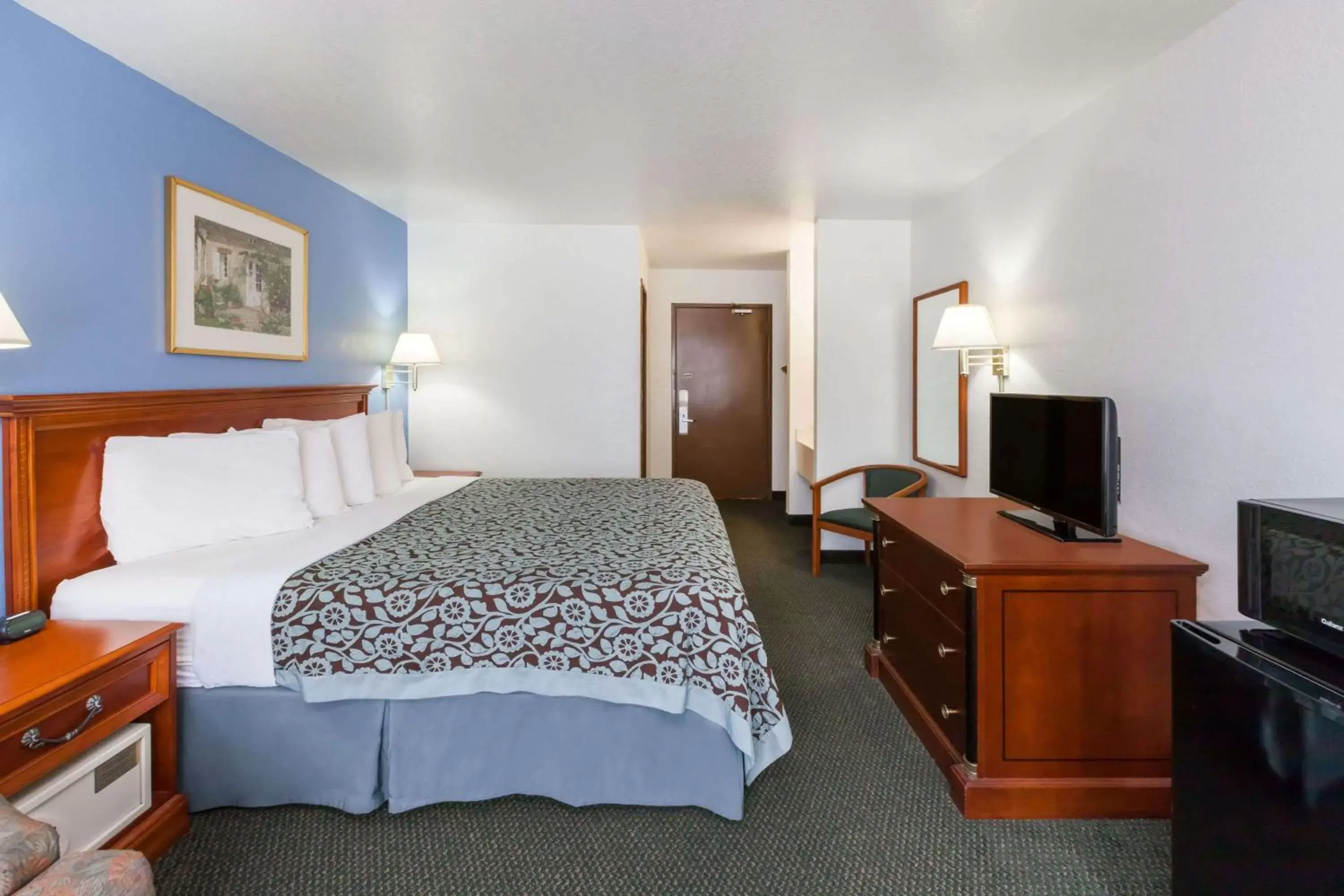 Photo of the whole room, Bed in Days Inn by Wyndham Holland