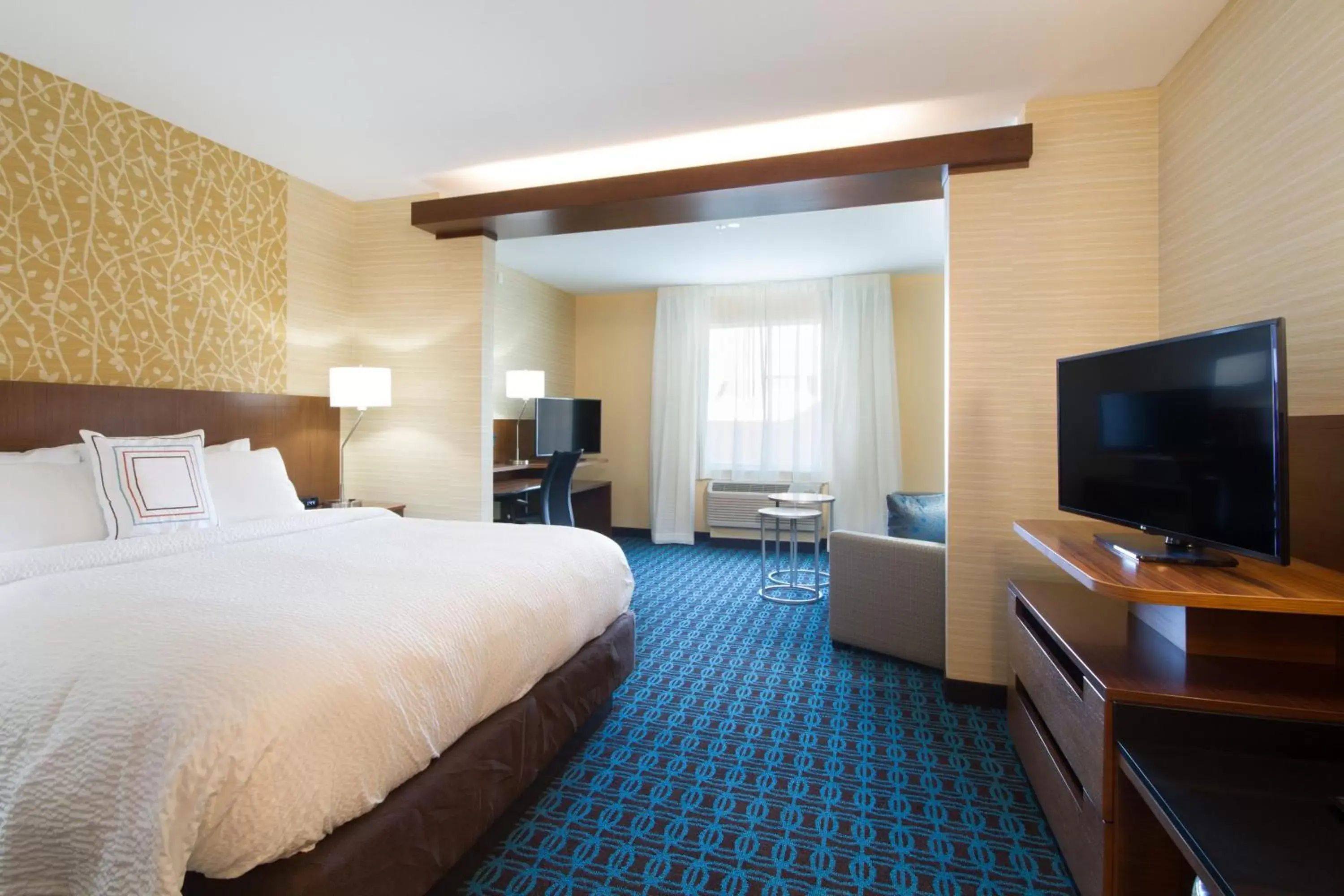 Bedroom, TV/Entertainment Center in Fairfield Inn & Suites by Marriott Buffalo Amherst/University
