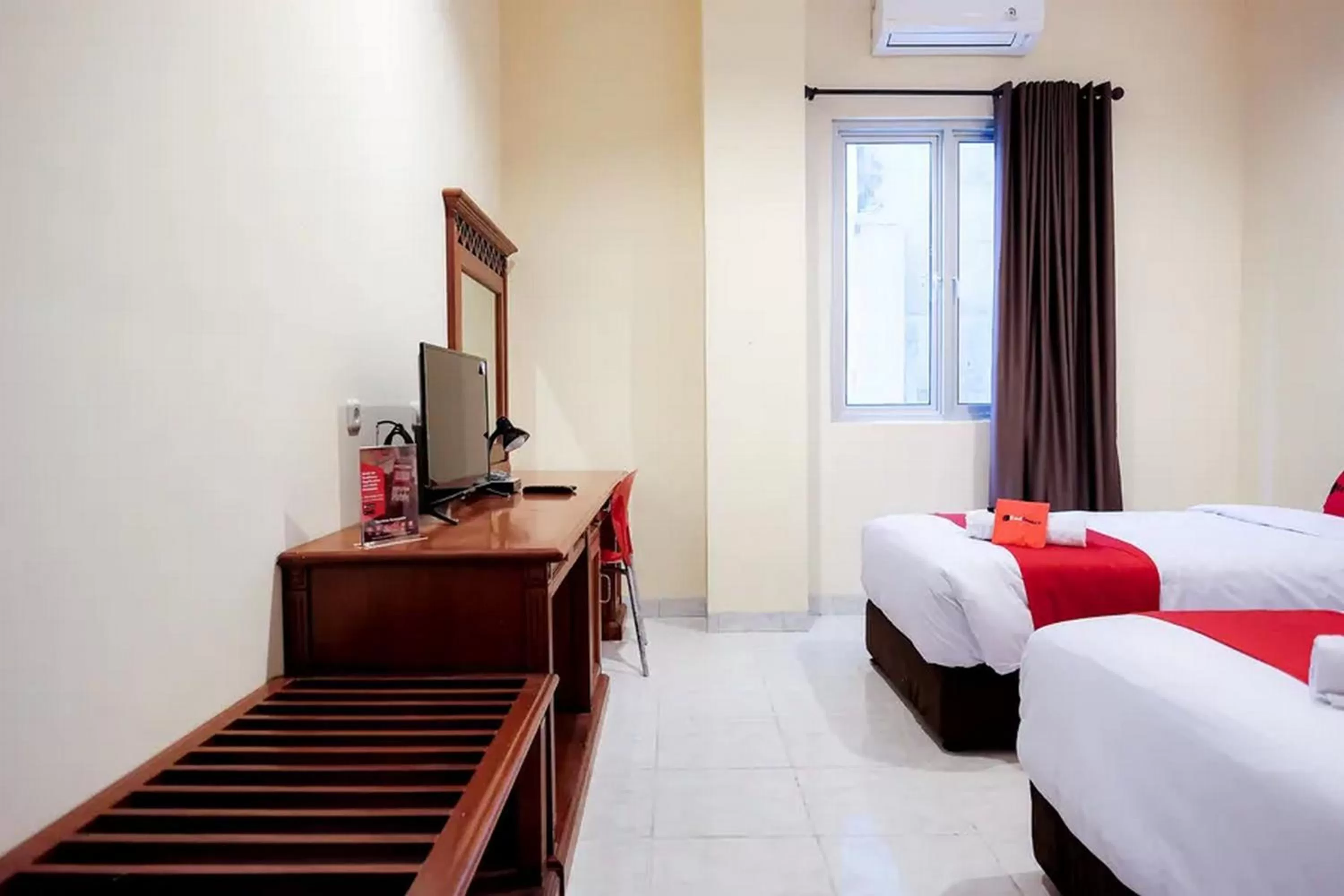 Bed, TV/Entertainment Center in RedDoorz Plus near Plaza Blok M