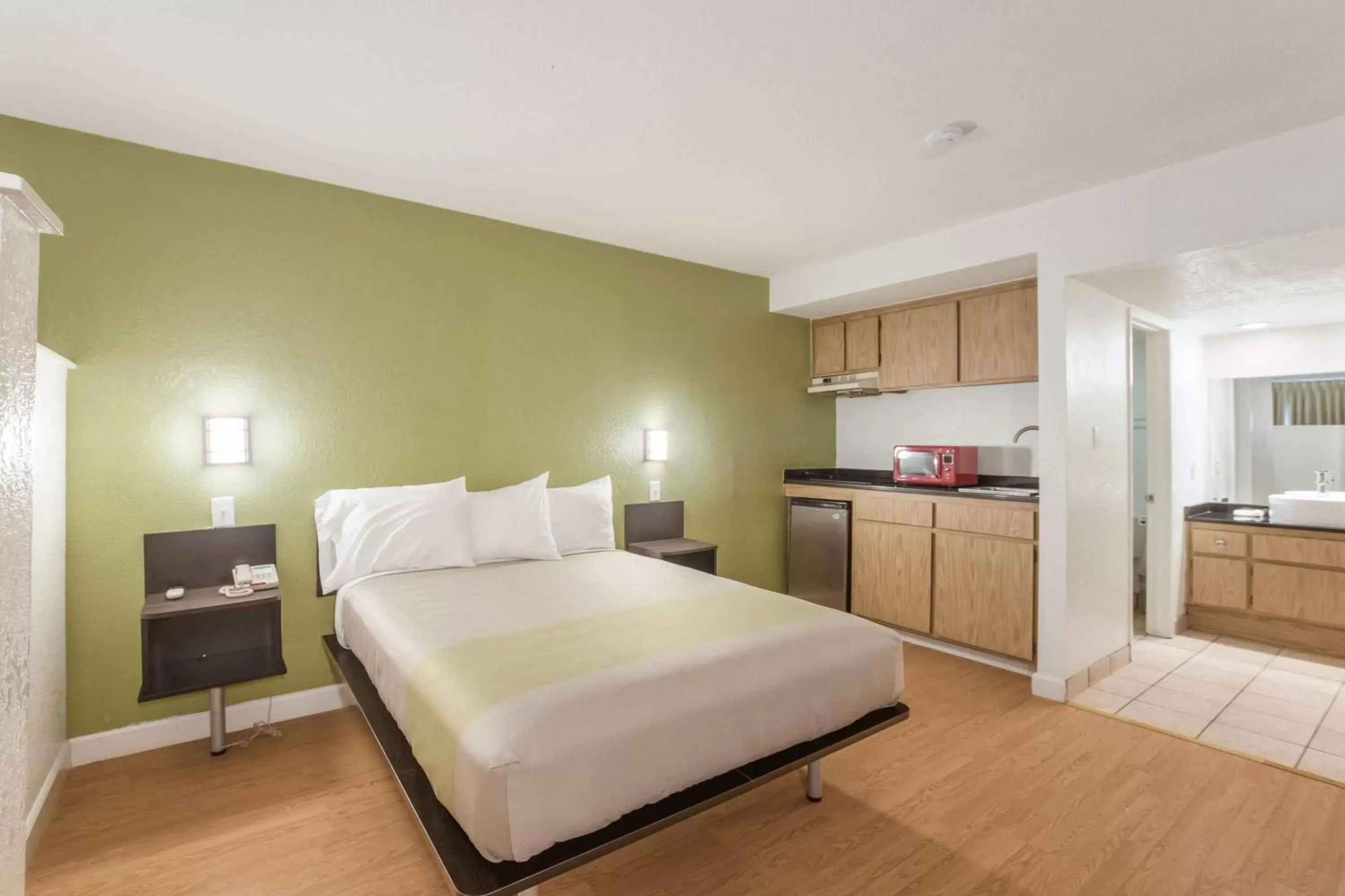 Deluxe Queen Room - single occupancy - Smoking in Motel 6 Hemet Deluxe Queen Room - single occupancy - Smoking in Motel 6 Hemet