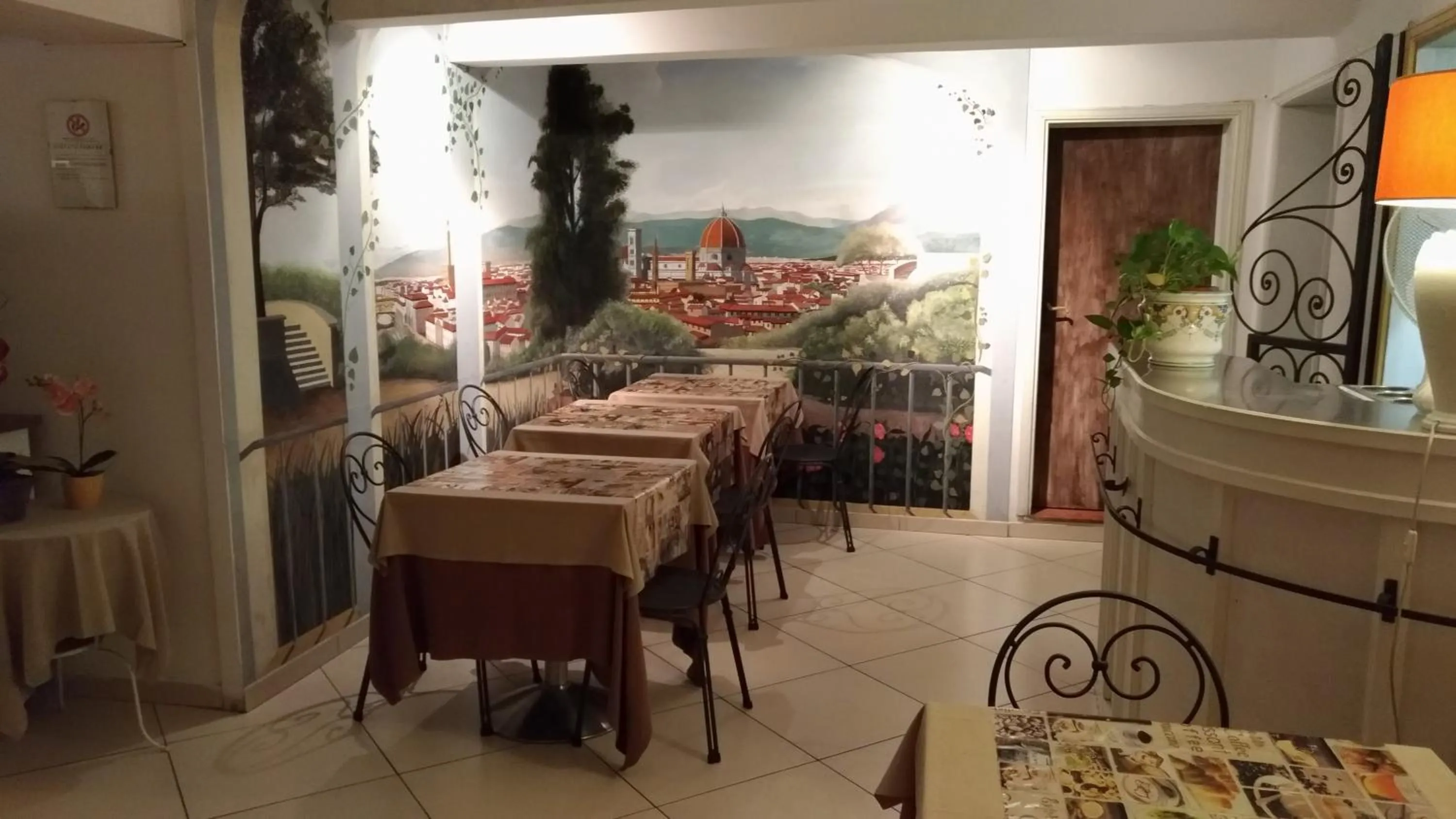 Restaurant/places to eat in Hotel Victoria