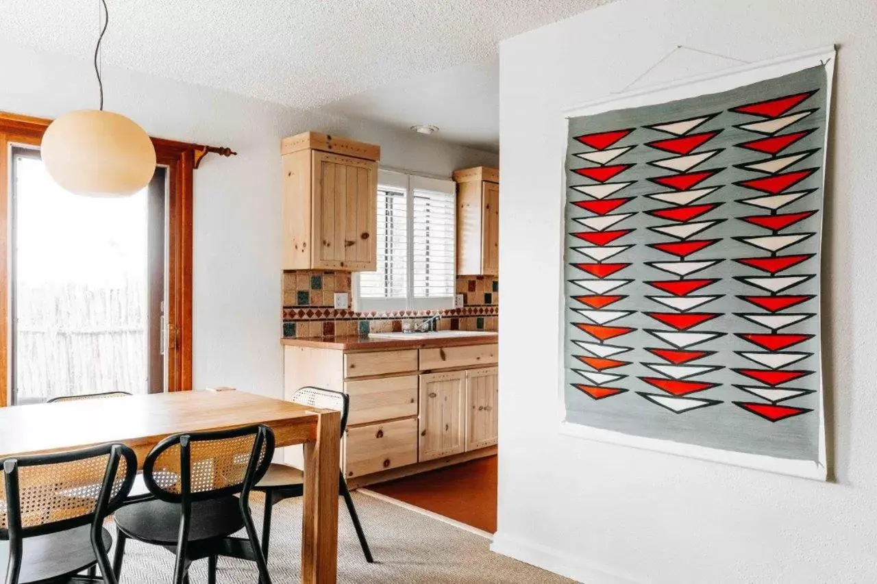 Kitchen or kitchenette, Dining Area in El Rey Court