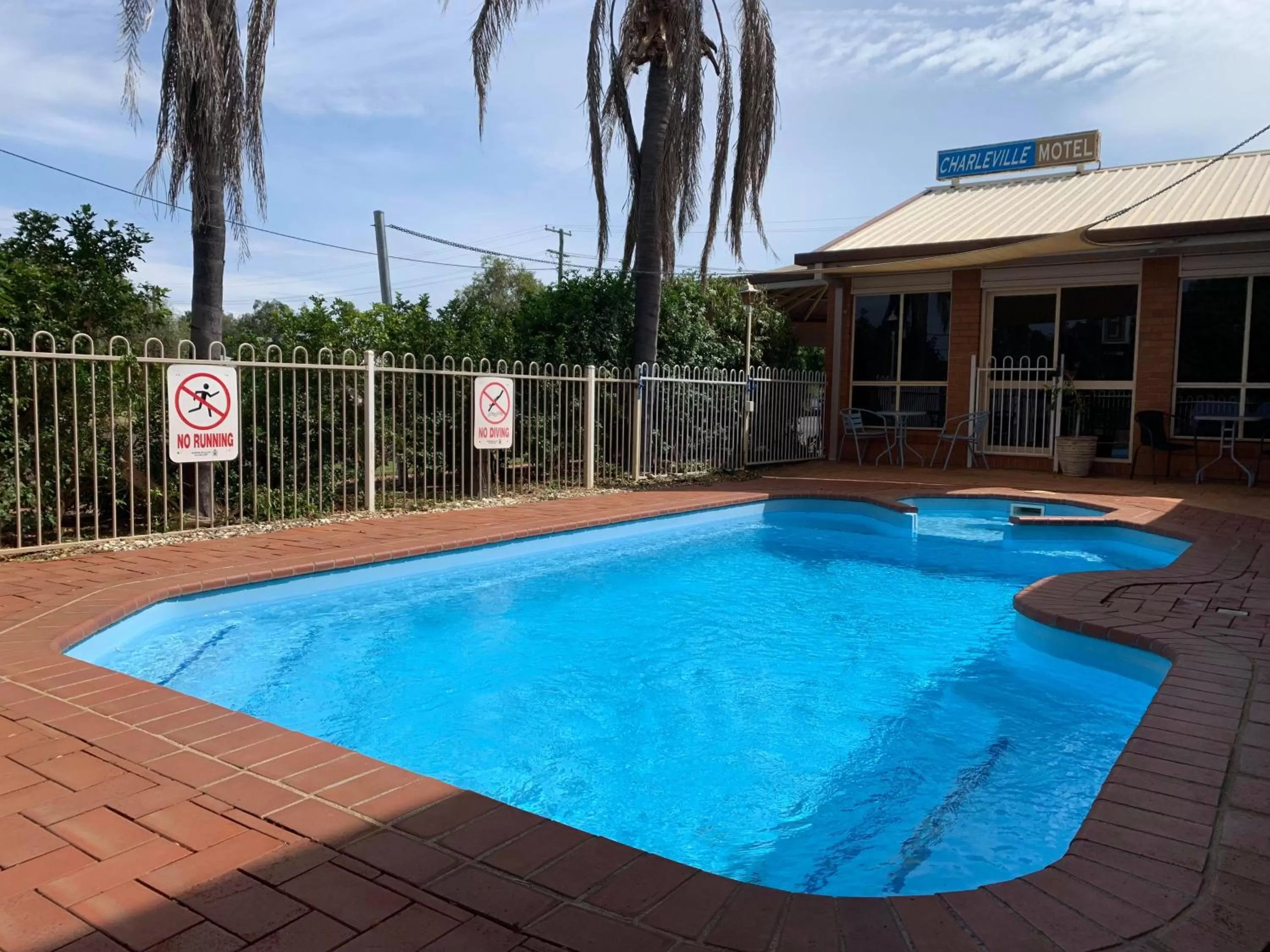 Swimming pool in Charleville Motel