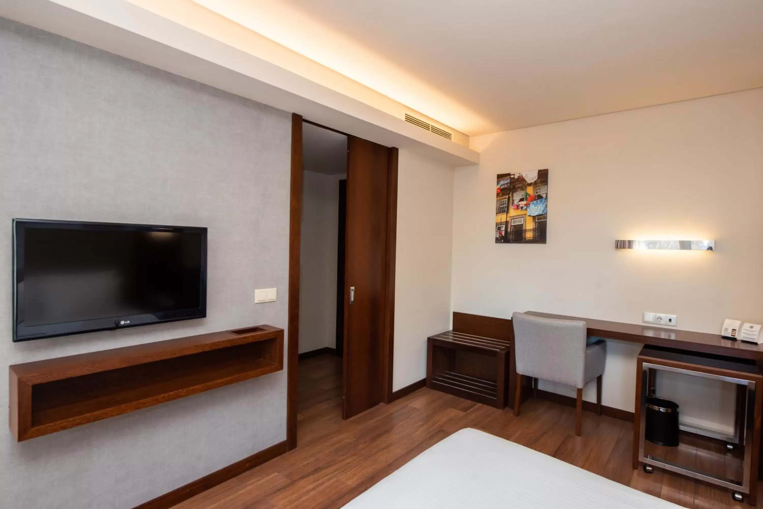 Bed, TV/Entertainment Center in Eurostars Oporto