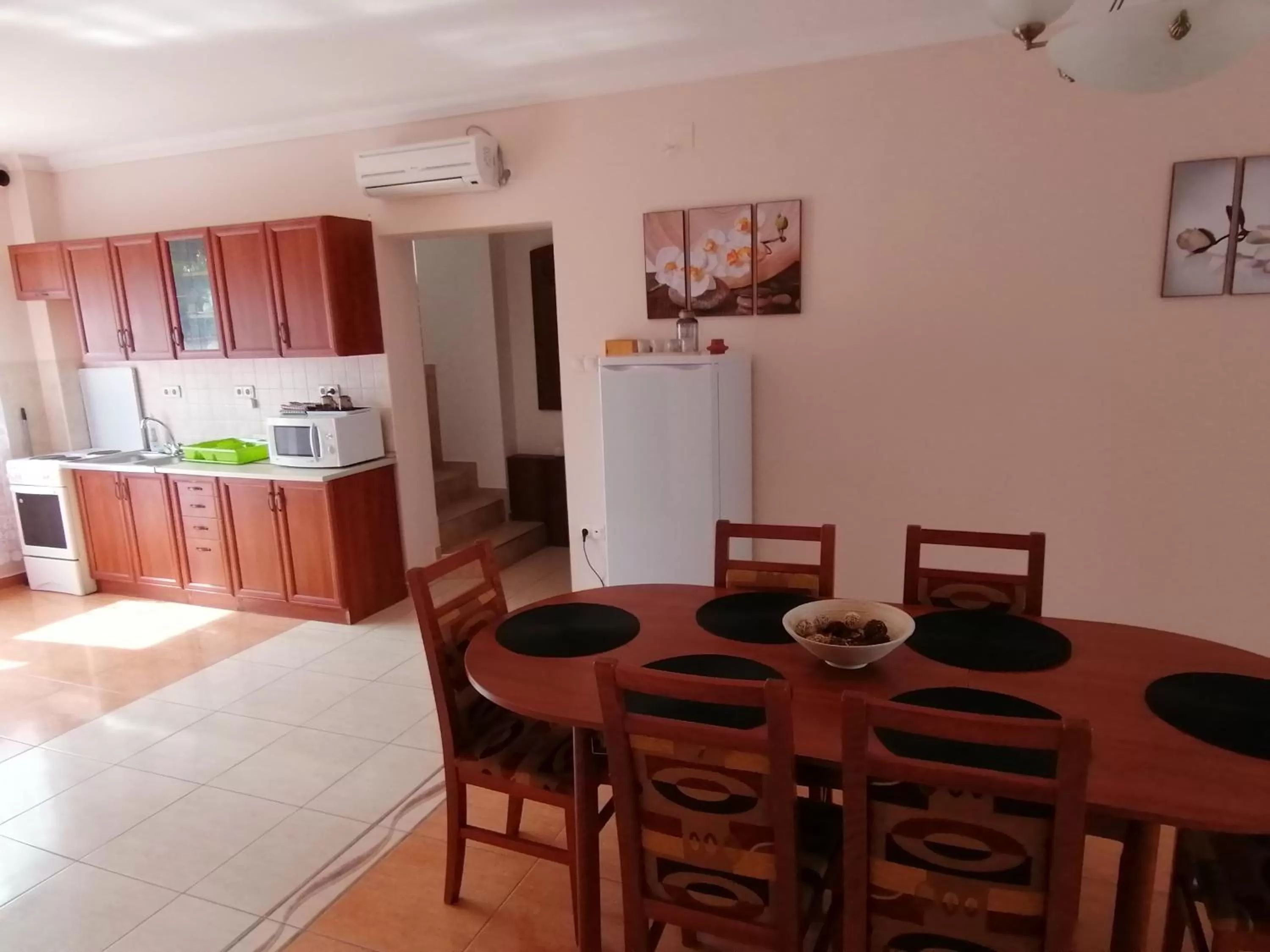 Kitchen or kitchenette, Dining Area in Aqua Oazis Apartman