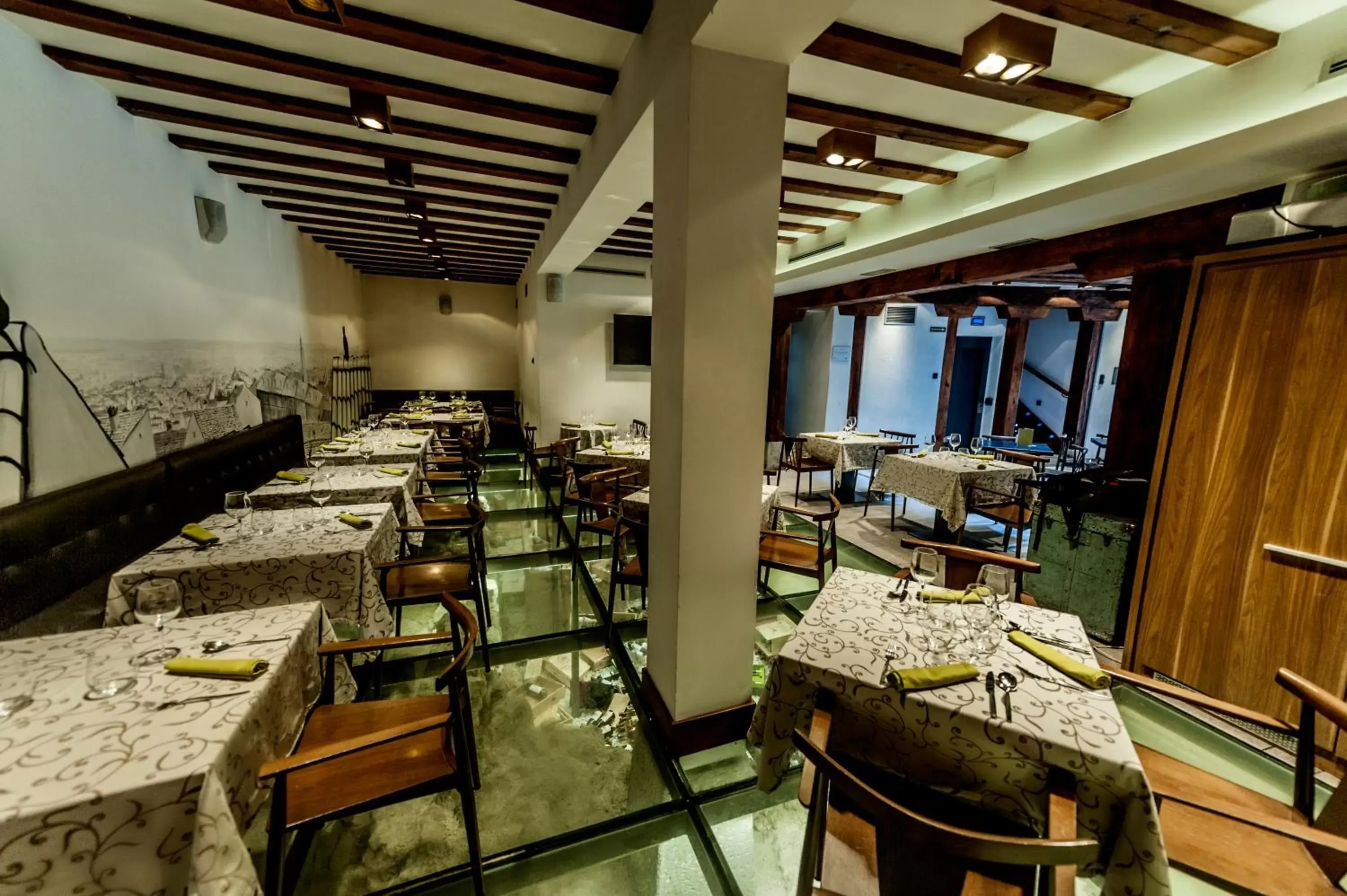Lounge or bar, Restaurant/Places to Eat in Posada del León de Oro Boutique Hotel