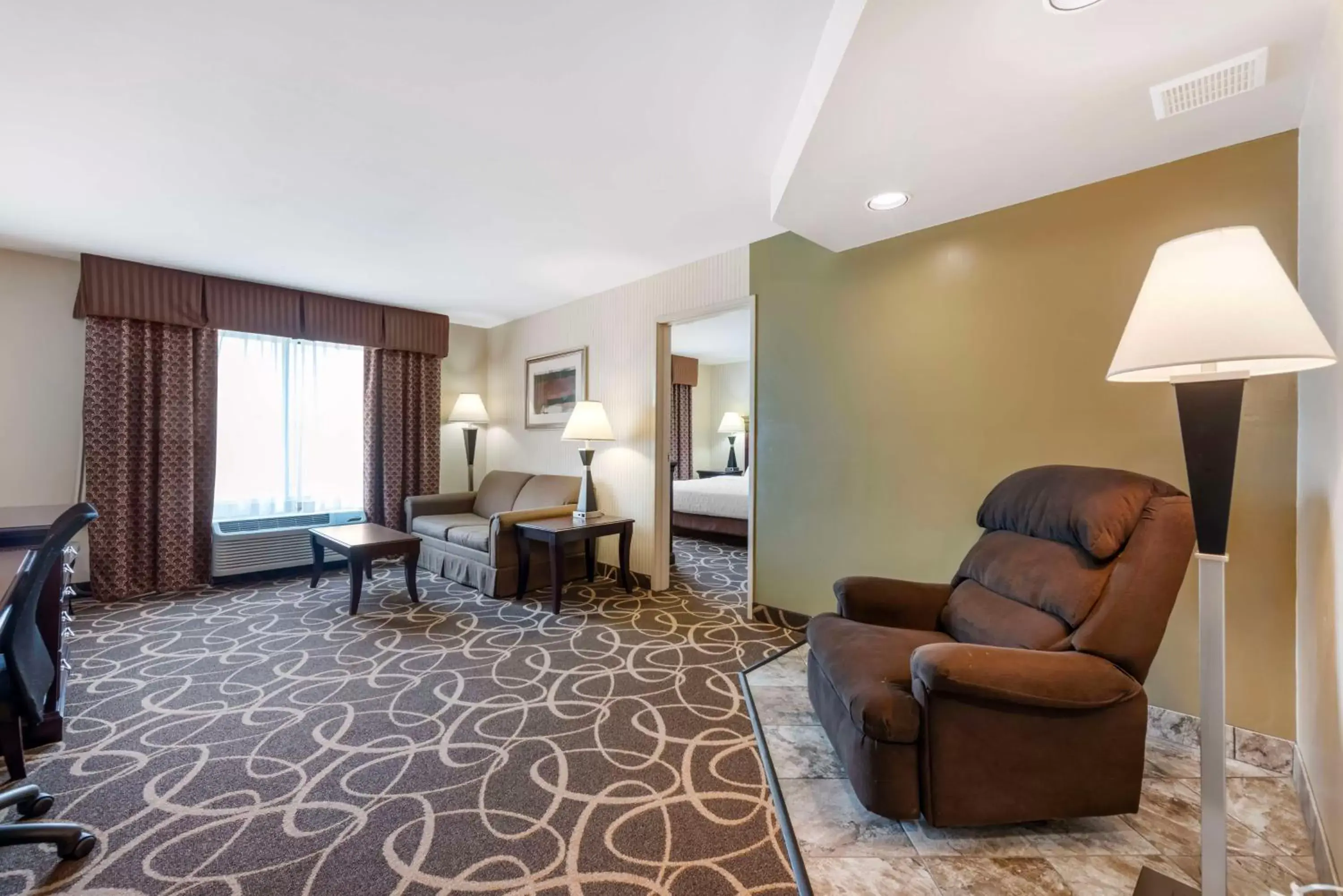Bedroom, Seating Area in Best Western Plus Eau Claire Conference Center